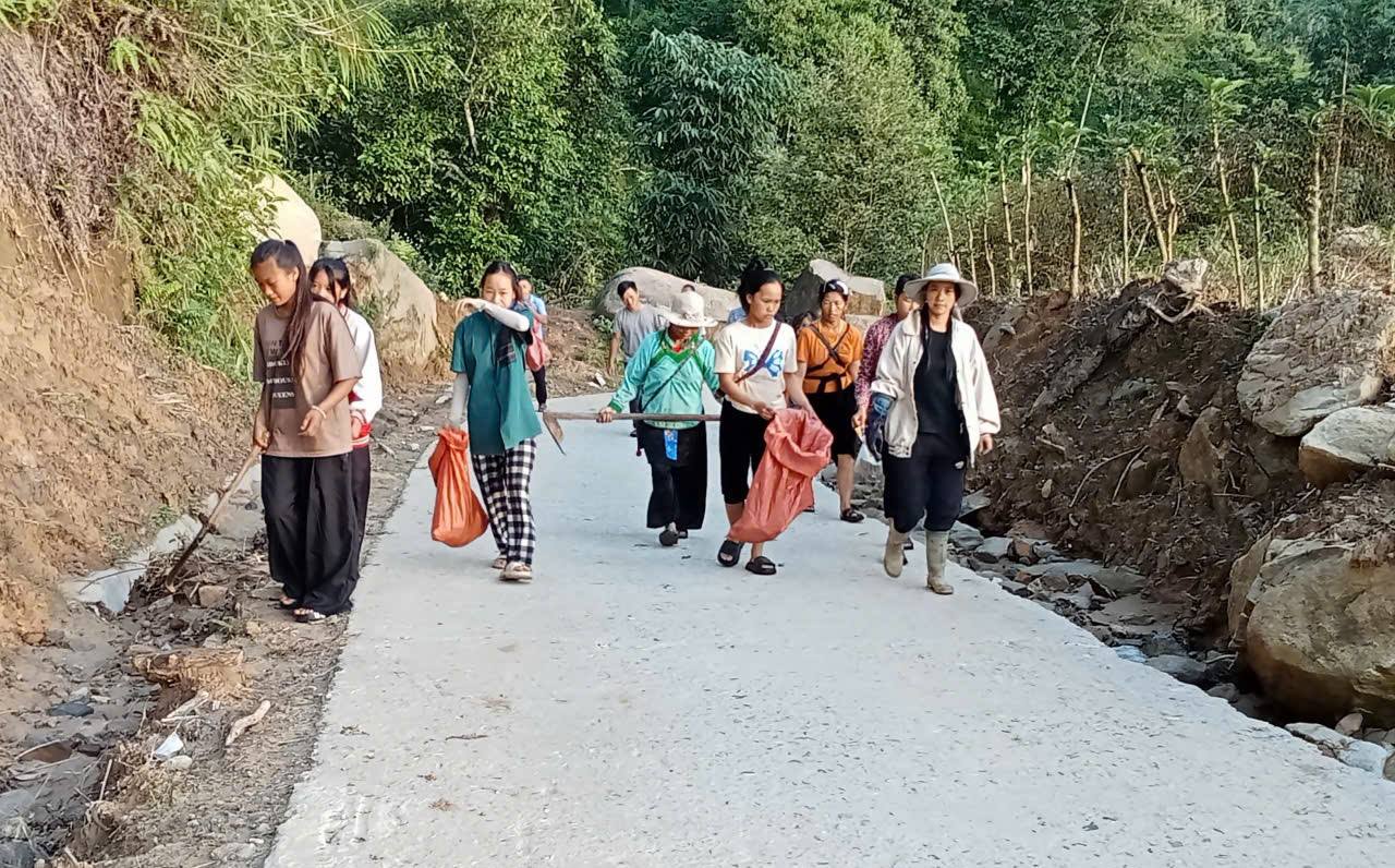 Xã Bản Hồ duy trì ngày “Chủ nhật sạch với thông điệp chung tay xây dựng môi trường xanh - sạch - đẹp
