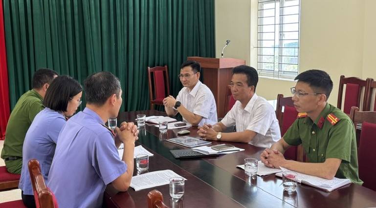 Đoàn công tác của Viện Kiểm sát nhân dân khu vực 7 nắm tình hình an ninh chính trị, TTATXH trên địa bàn xã Bản Hồ