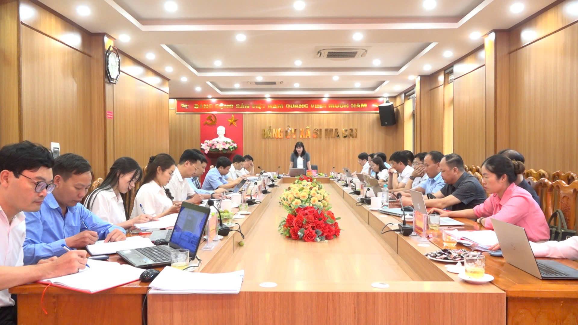 Đồng chí Hoàng Thị Thanh Bình - Phó Chủ tịch HĐND tỉnh duyệt văn kiện, chương trình đại hội Đảng bộ xã Sín Chéng và xã Si Ma Cai