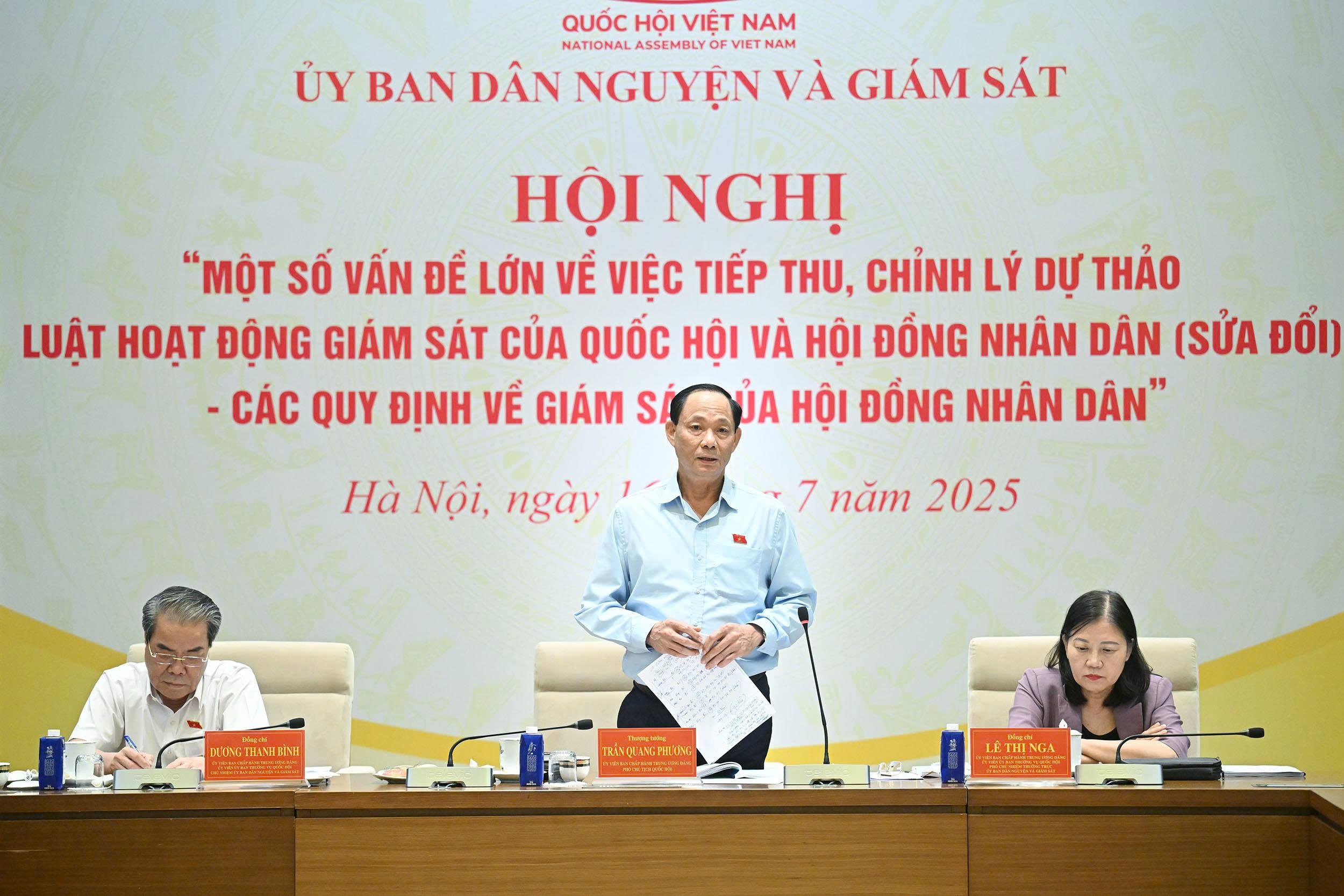 Phó chủ tịch HĐND tỉnh Hoàng Thị Thanh Bình dự Hội nghị chuyên đề về “Một số vấn đề lớn về việc tiếp thu, chỉnh lý dự thảo Luật Hoạt động giám sát của Quốc hội và Hội đồng nhân dân (sửa đổi)