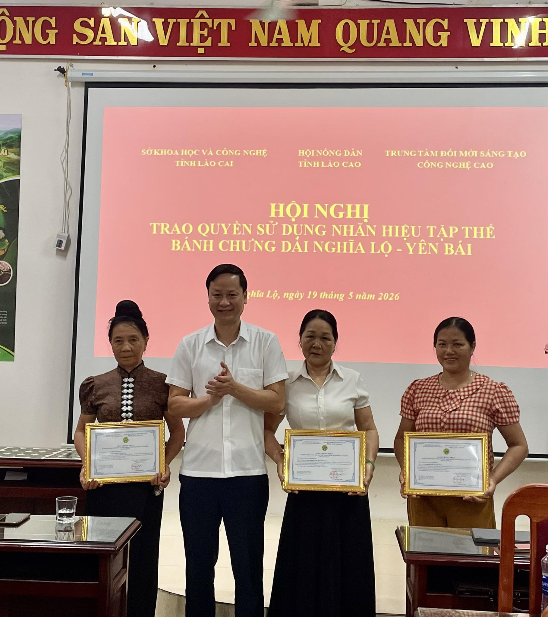 Trao quyền sử dụng Nhãn hiệu tập thể “Bánh chưng dài Nghĩa Lộ - Yên Bái”