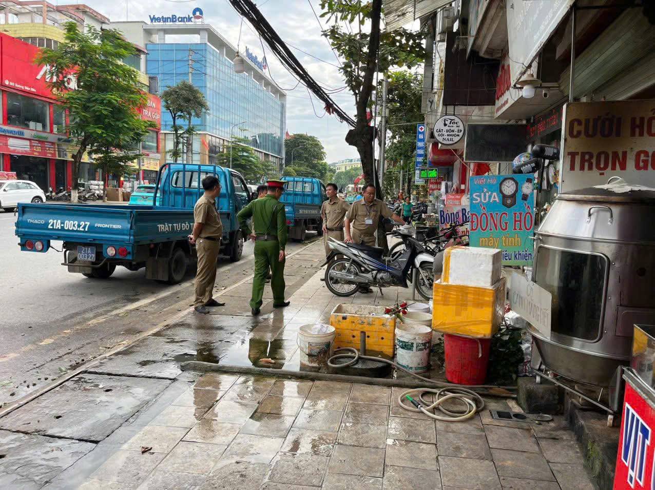 Phường Yên Bái tổ chức ra quân xử lý vi phạm lấn chiếm hành lang, lòng, lề đường trên địa bàn