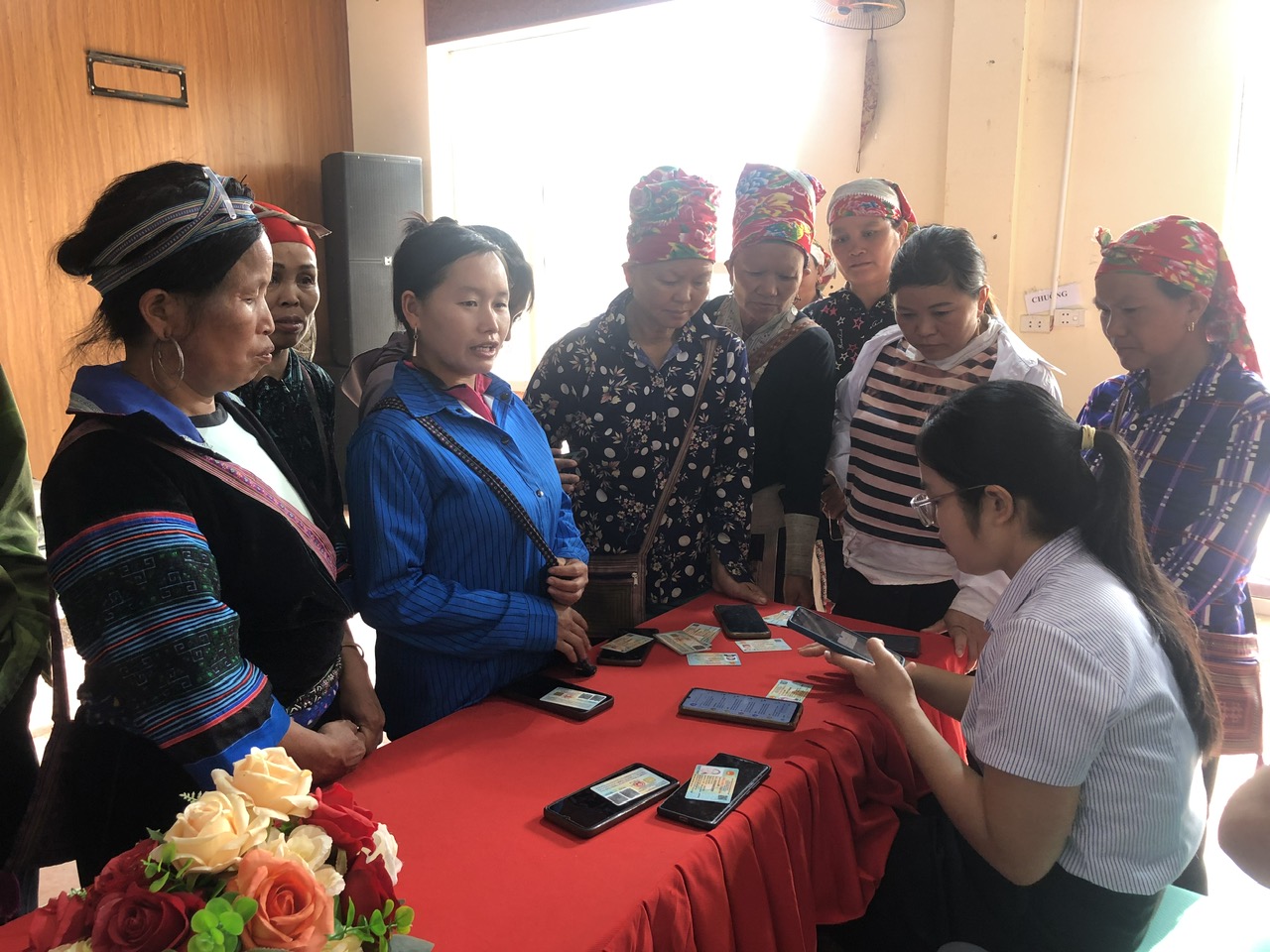 Bản Xèo đẩy mạnh chuyển đổi số từ cơ sở, hỗ trợ người dân cập nhật SIM chính chủ