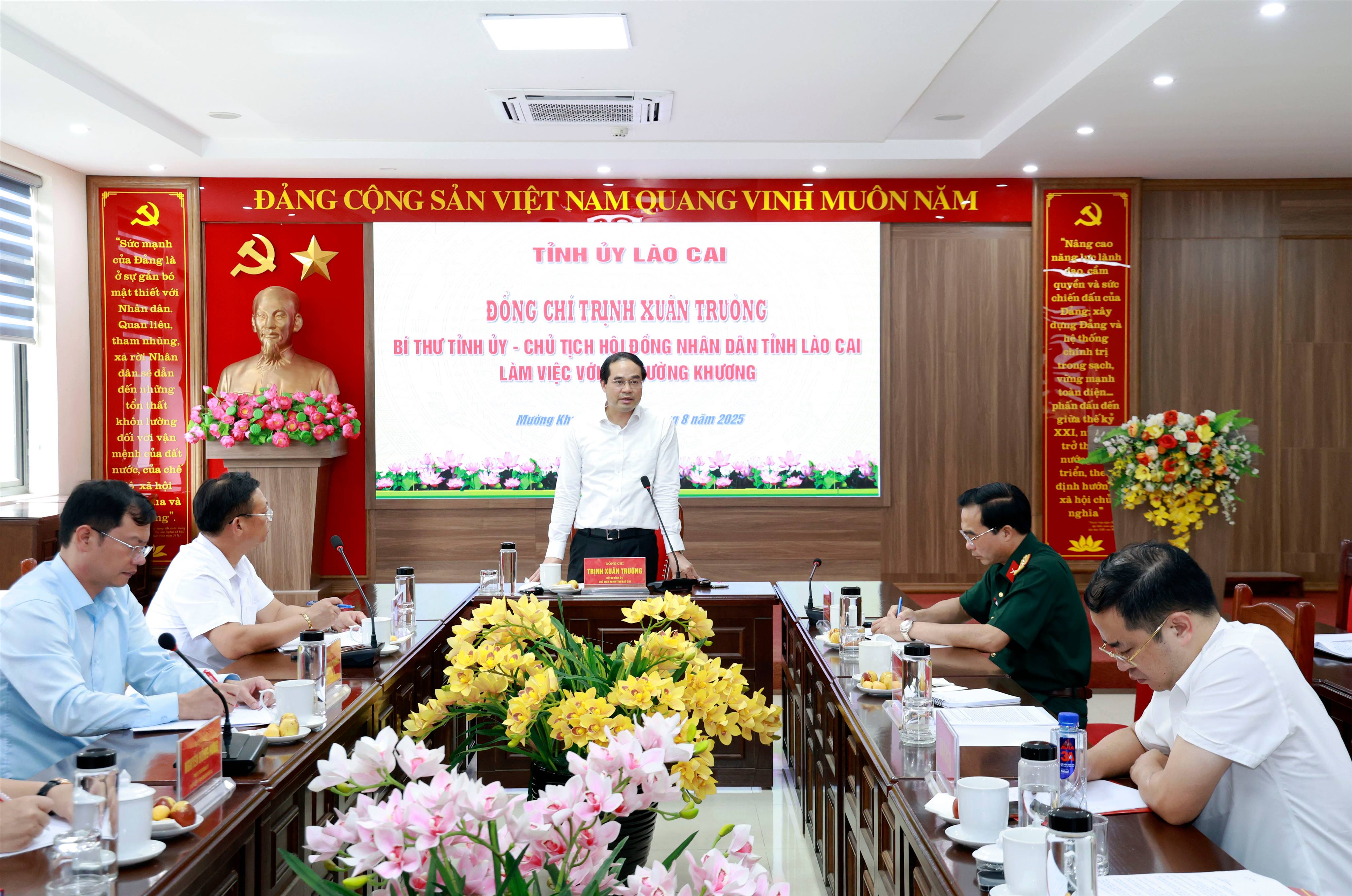Bí thư Tỉnh ủy Trịnh Xuân Trường làm việc với cán bộ chủ chốt xã Mường Khương và kiểm tra một số công trình tại xã Bảo Thắng