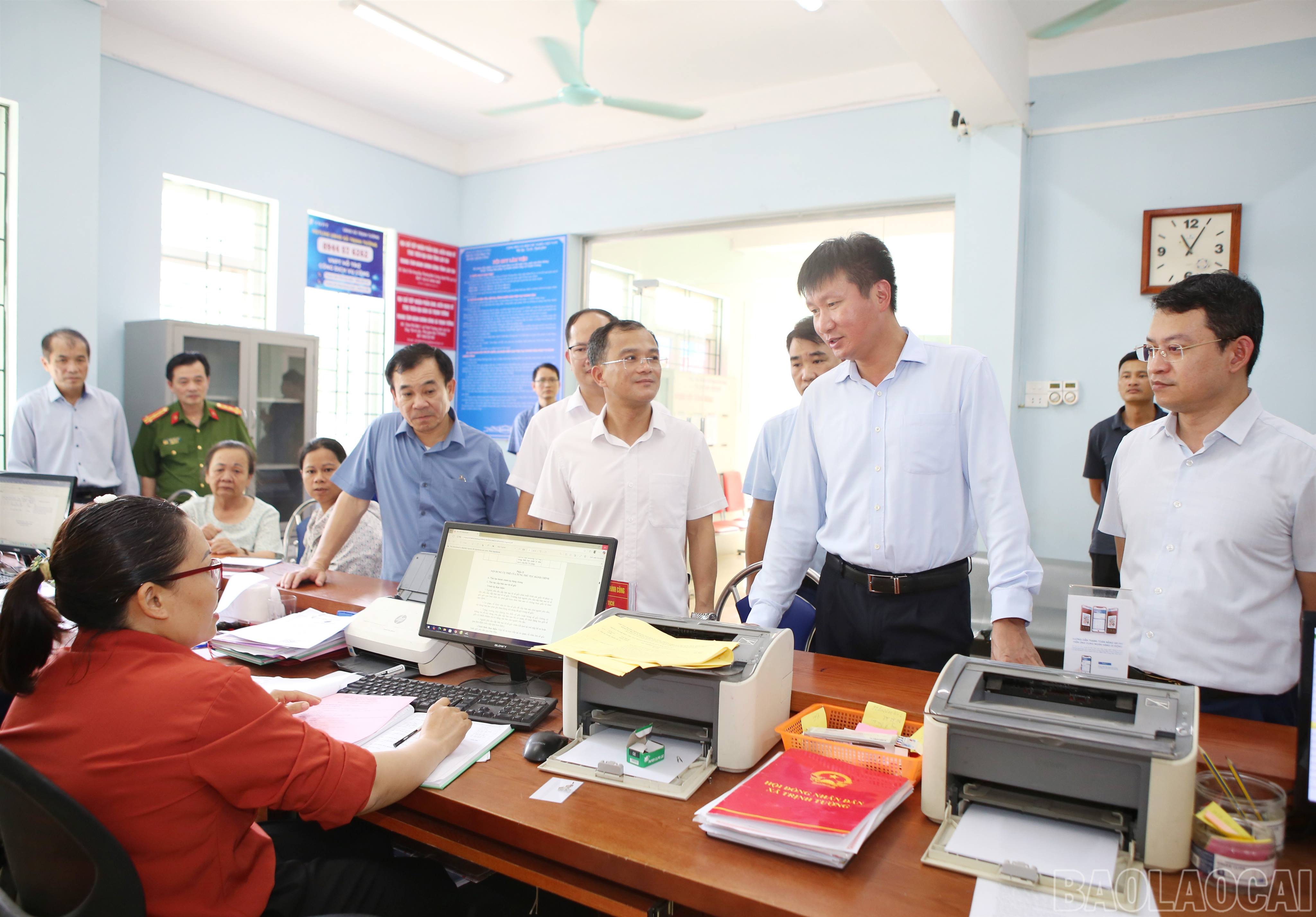 Chủ tịch UBND tỉnh Trần Huy Tuấn kiểm tra tình hình hoạt động tại phường Cam Đường và xã Trịnh Tường