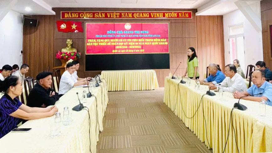 Đồng chí Giàng Thị Dung, Phó Bí thư Tỉnh ủy, Chủ tịch Ủy ban MTTQ Việt Nam tỉnh Lào Cai thăm và tặng quà tại phường Nghĩa Lộ
