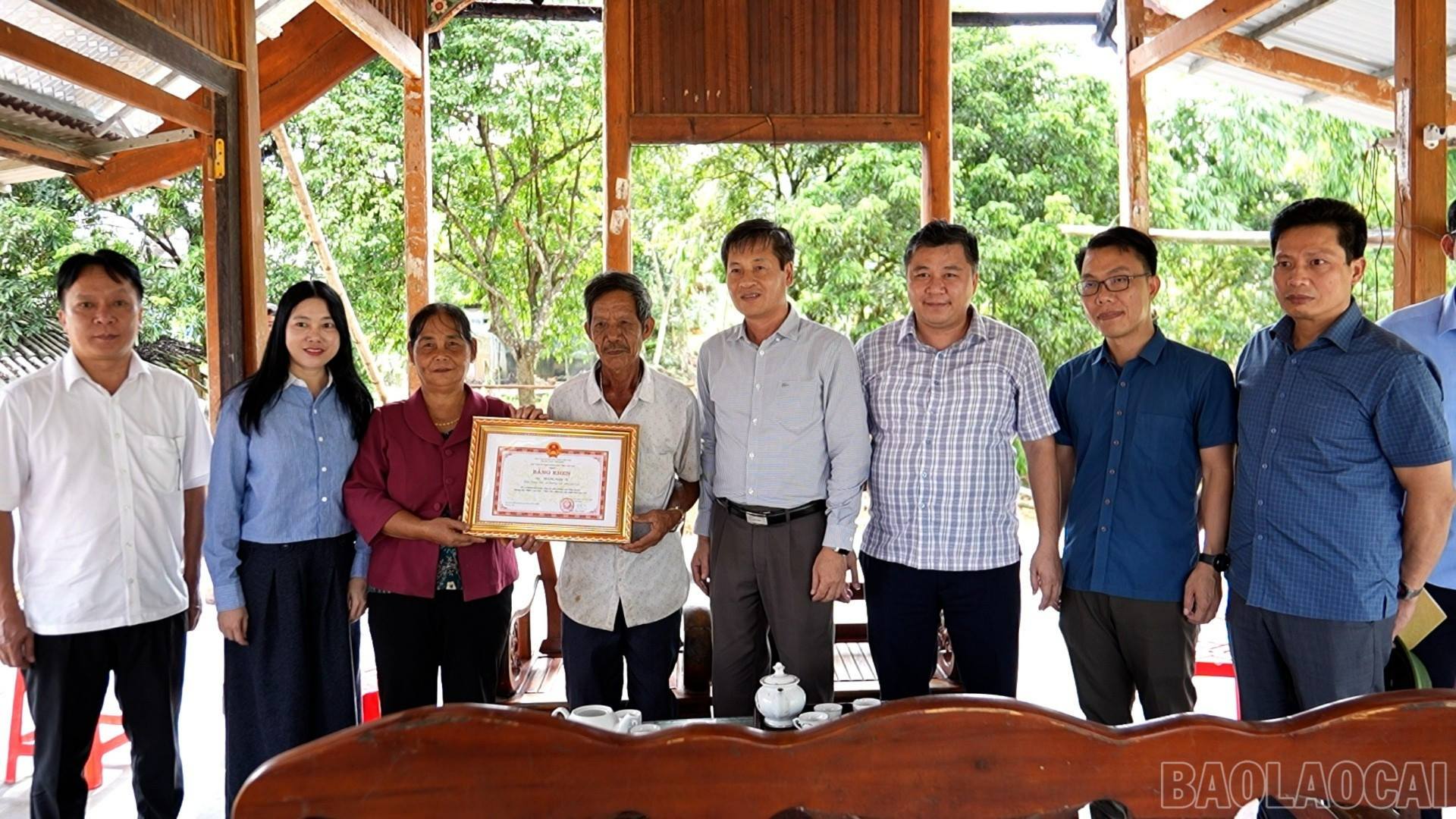 Phó Chủ tịch UBND tỉnh Ngô Hạnh Phúc thăm, trao Bằng khen của Chủ tịch UBND tỉnh cho một số hộ dân bị ảnh hưởng bởi Dự án đường dây 500kV Lào Cai - Vĩnh Yên