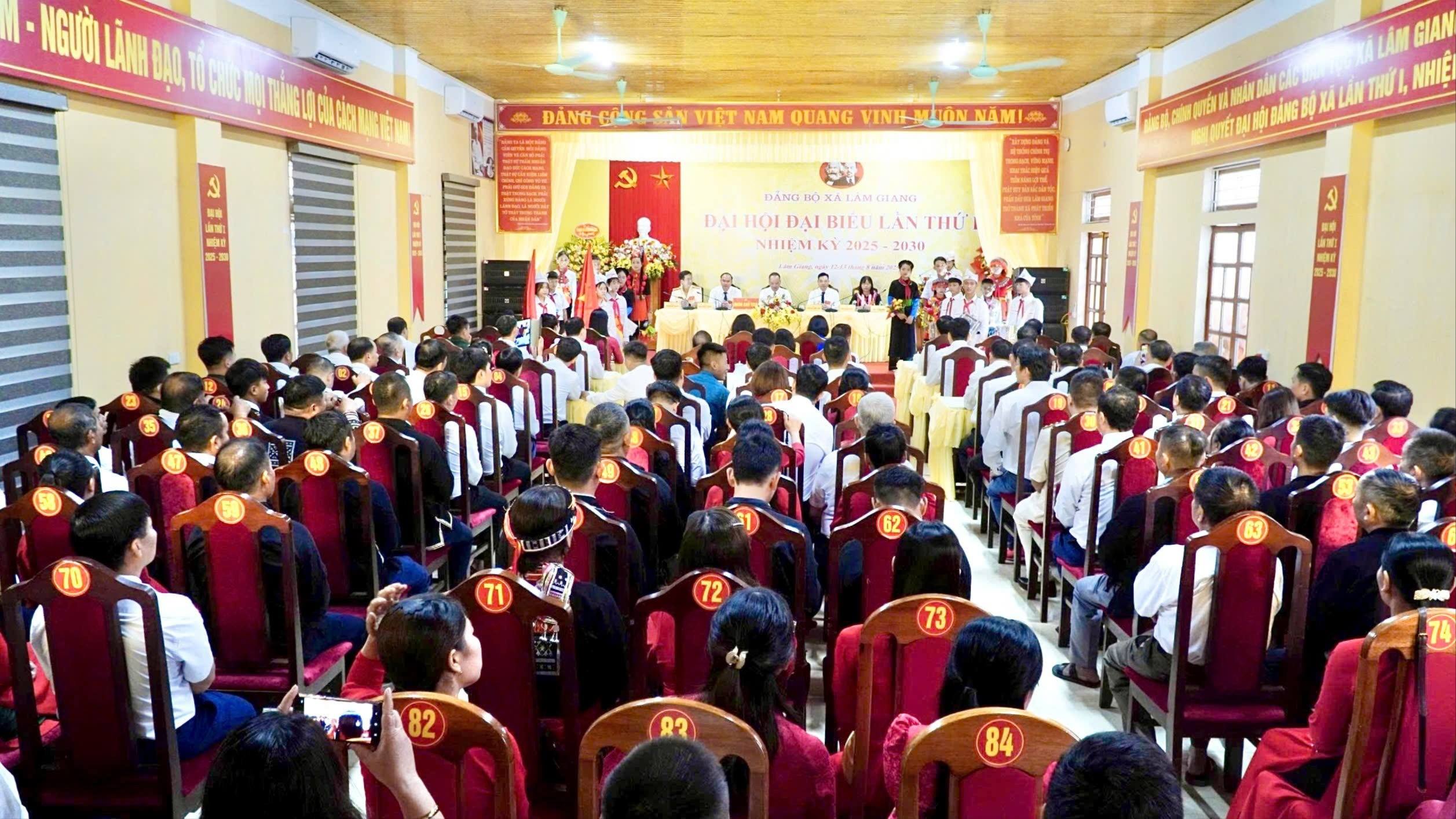 Đồng chí Giàng Thị Dung, Phó Bí thư Tỉnh ủy, Chủ tịch Ủy ban MTTQ Việt Nam tỉnh dự Đại hội Đảng bộ xã Lâm Giang