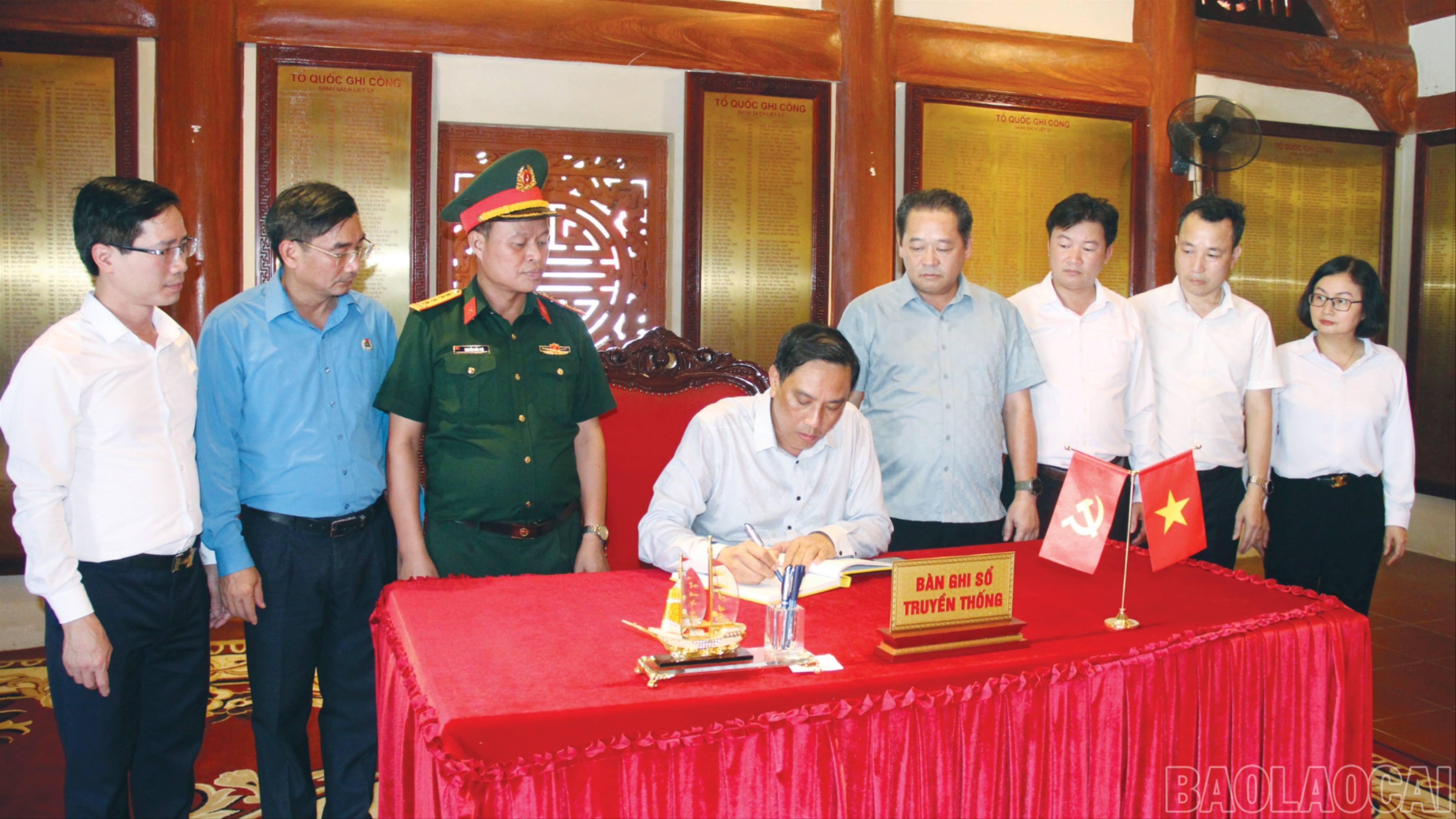 Phó Bí thư Thường trực Tỉnh ủy Hoàng Giang viếng Nghĩa trang liệt sĩ Quốc gia Vị Xuyên