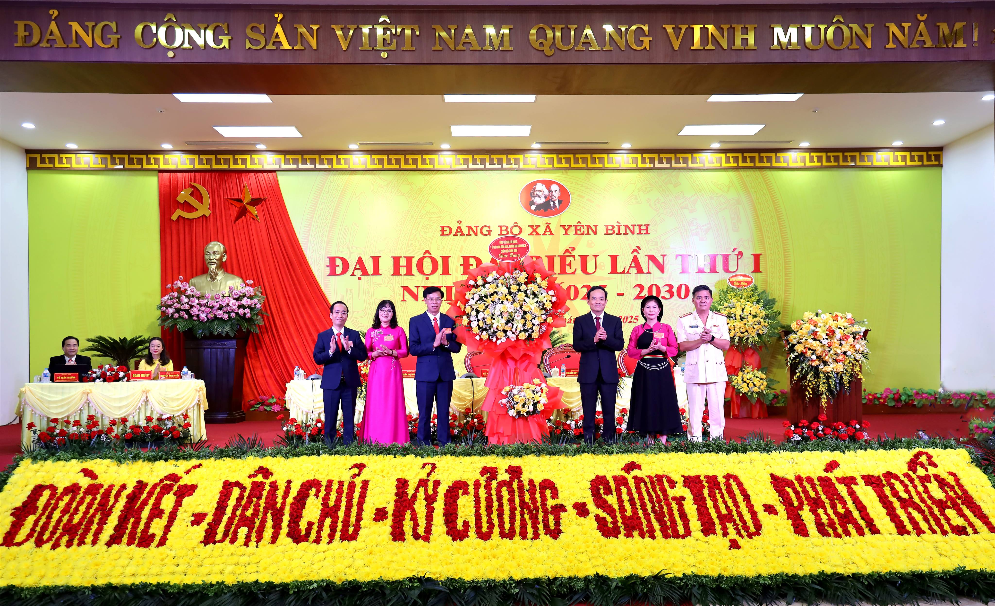 Đồng chí Trần Lưu Quang, Bí thư Trung ương Đảng, Trưởng Ban Chính sách, Chiến lược Trung ương dự và chỉ đạo Đại hội đại biểu Đảng bộ xã Yên Bình lần thứ I, nhiệm kỳ 2025 – 2030