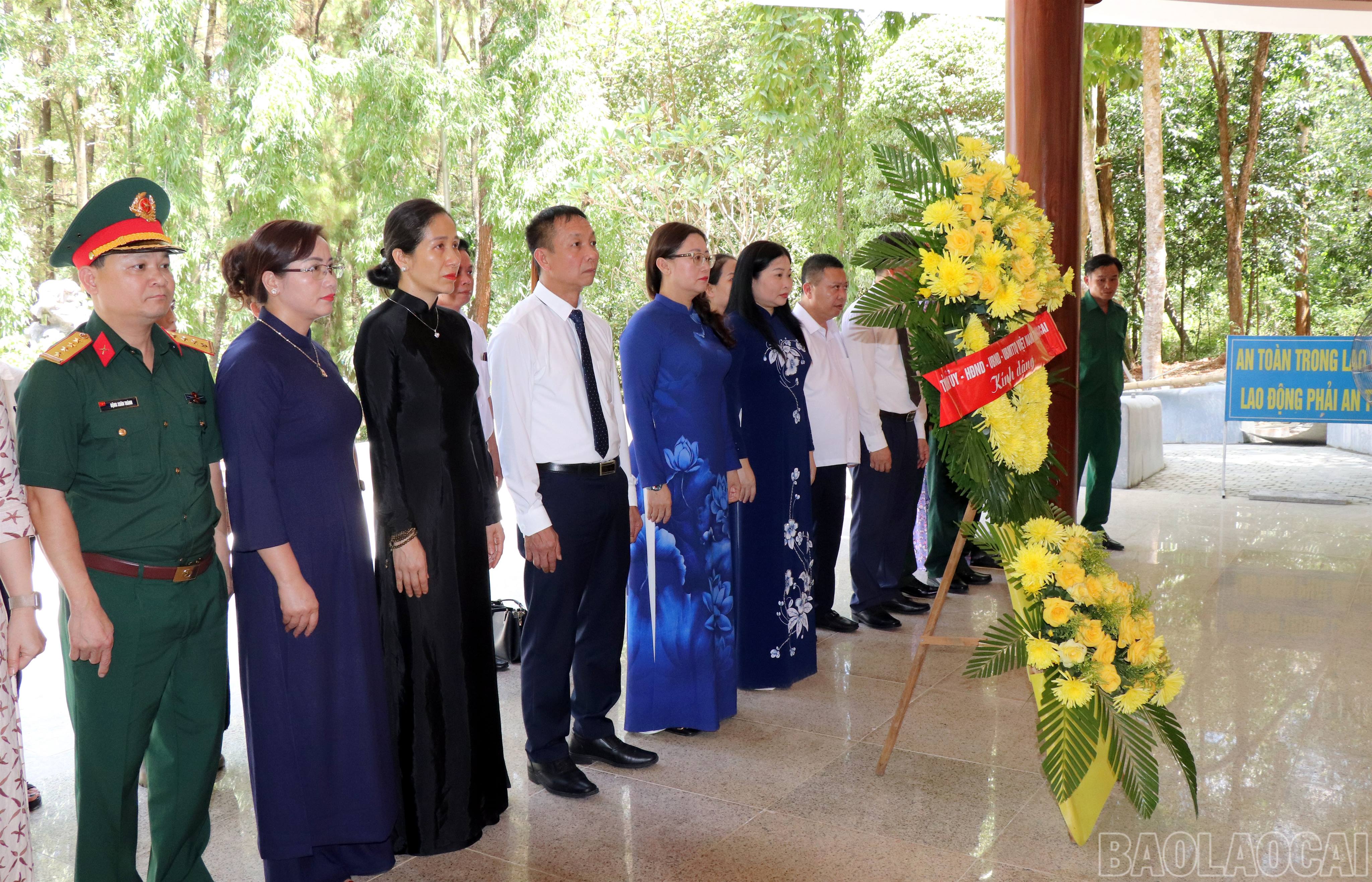 Phó Bí thư Tỉnh ủy, Chủ tịch Ủy ban MTTQ tỉnh Lào Cai Giàng Thị Dung dâng hương tại Khu Di tích Ngã ba Đồng Lộc, viếng mộ Đại tướng Võ Nguyên Giáp