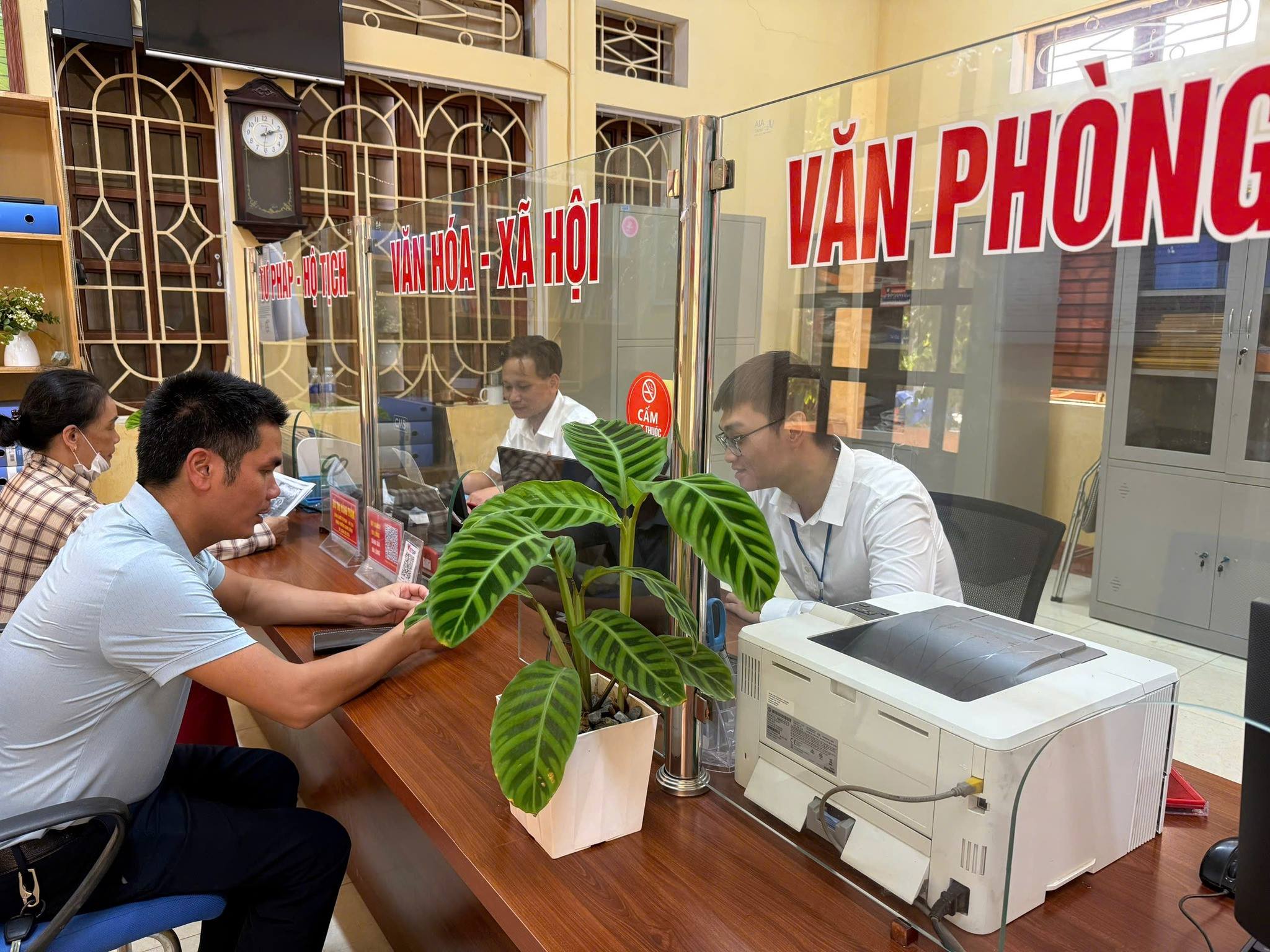 Lào Cai ban hành chính sách hỗ trợ cán bộ, CCVC, người lao động đến công tác tại trung tâm hành chính tỉnh và cấp xã
