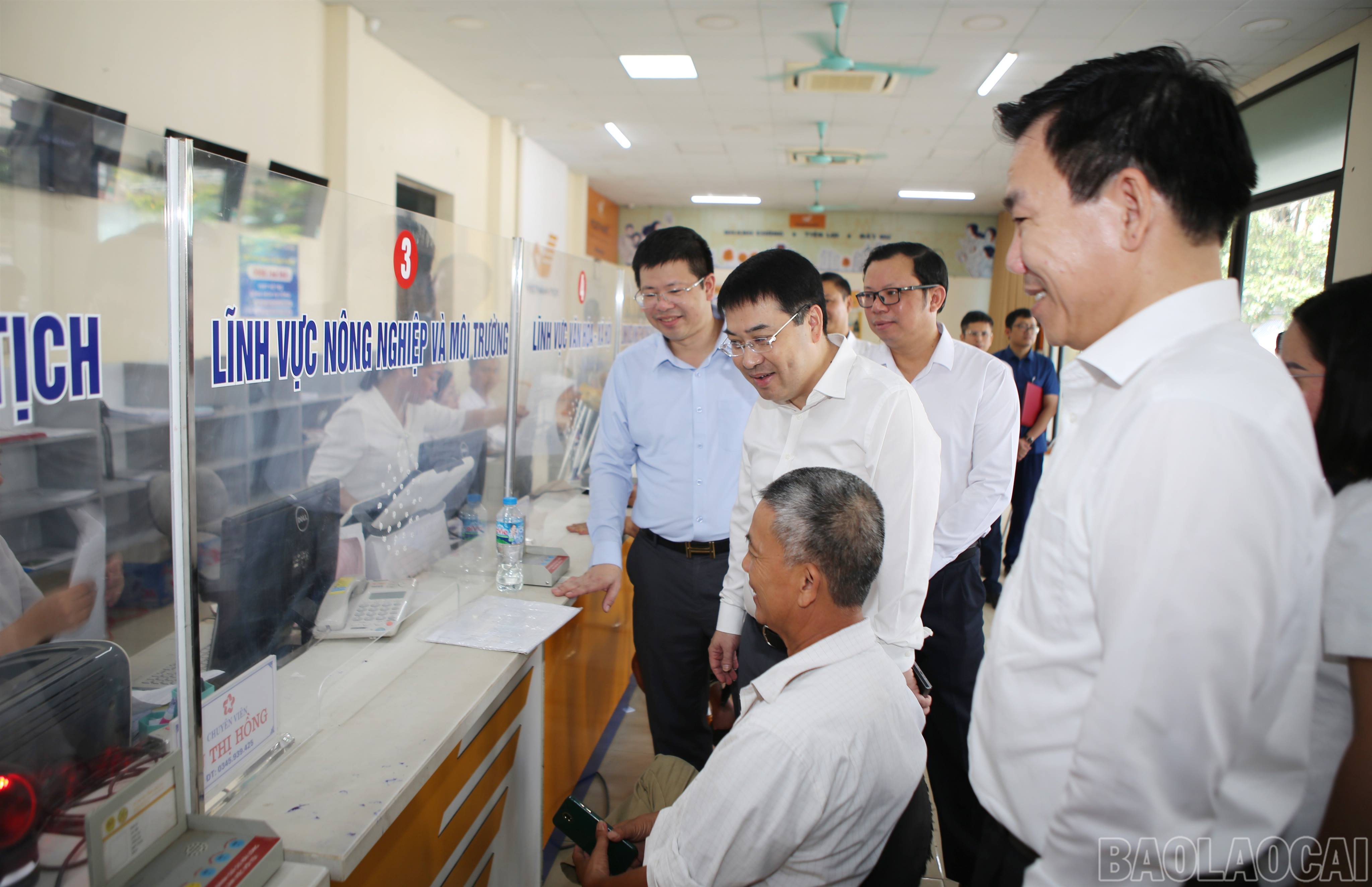 Phó Bí thư Tỉnh ủy Nguyễn Tuấn Anh kiểm tra tình hình hoạt động sau sáp nhập tại các xã Phong Hải, Xuân Quang và Bảo Thắng