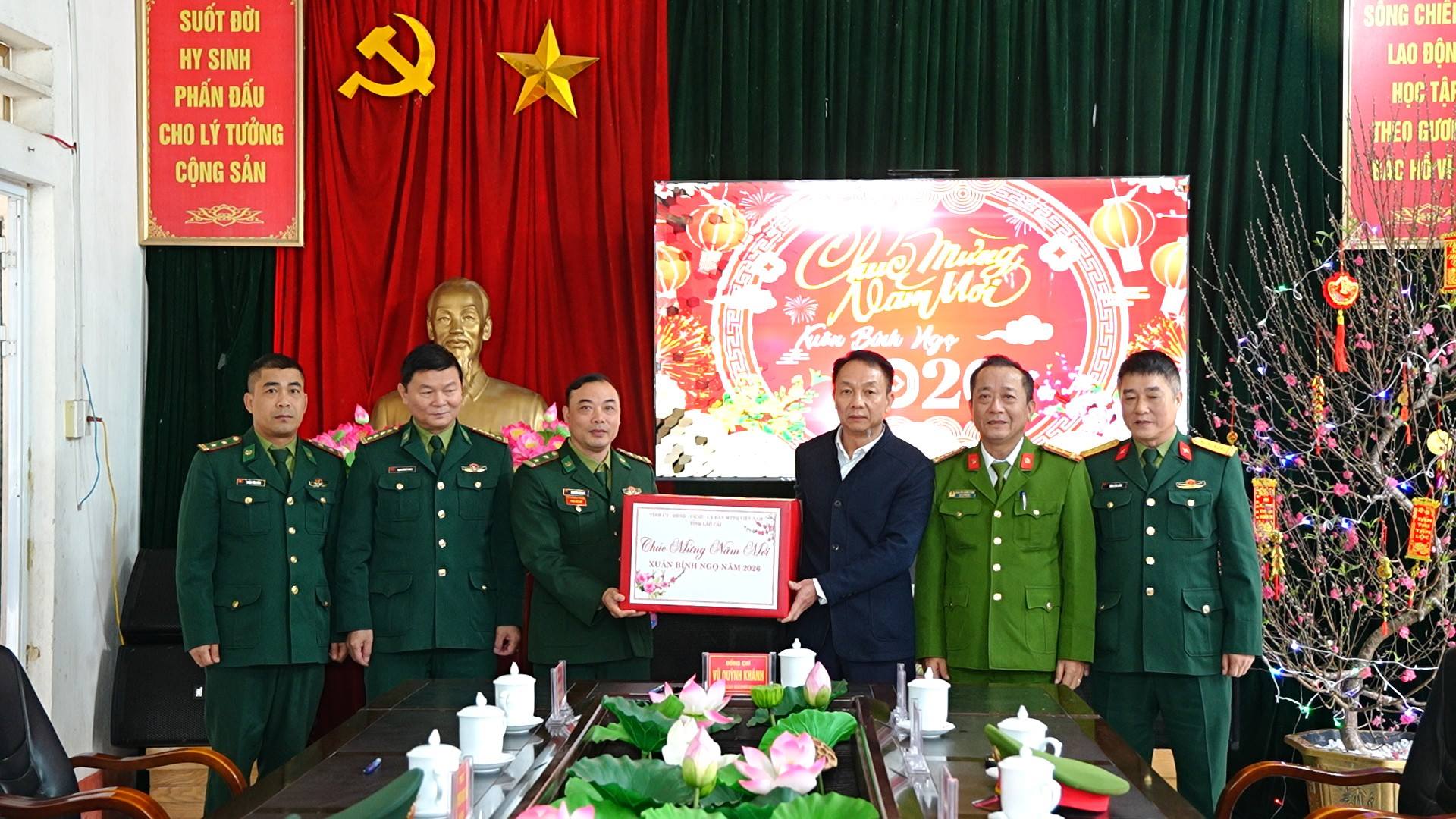 Phó Chủ tịch Thường trực HĐND tỉnh Vũ Quỳnh Khánh thăm, tặng quà Tết tại xã Bản Lầu