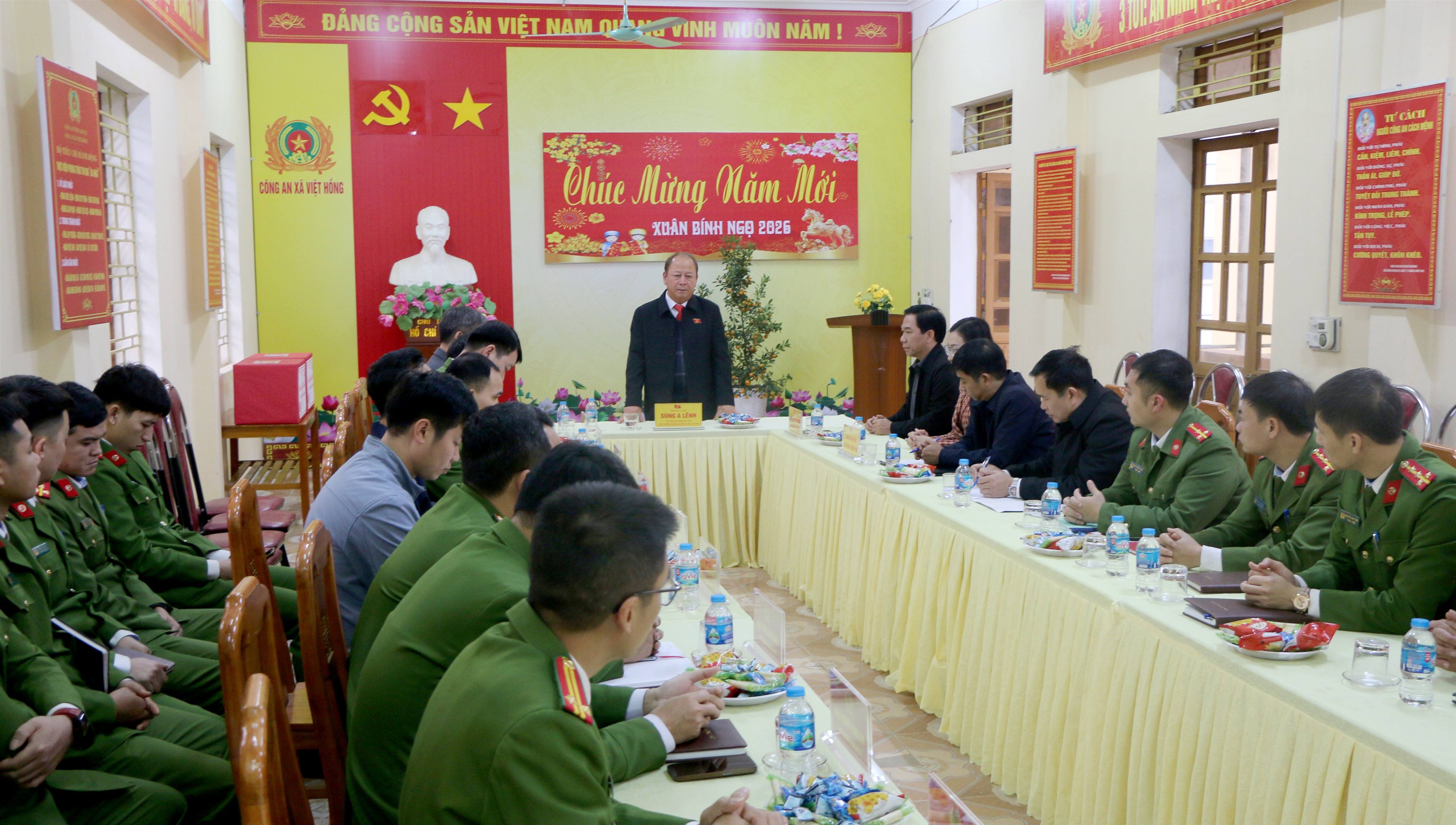 Đồng chí Sùng A Lềnh thăm, chúc Tết và tặng quà nhân kỷ niệm Ngày thành lập Đảng