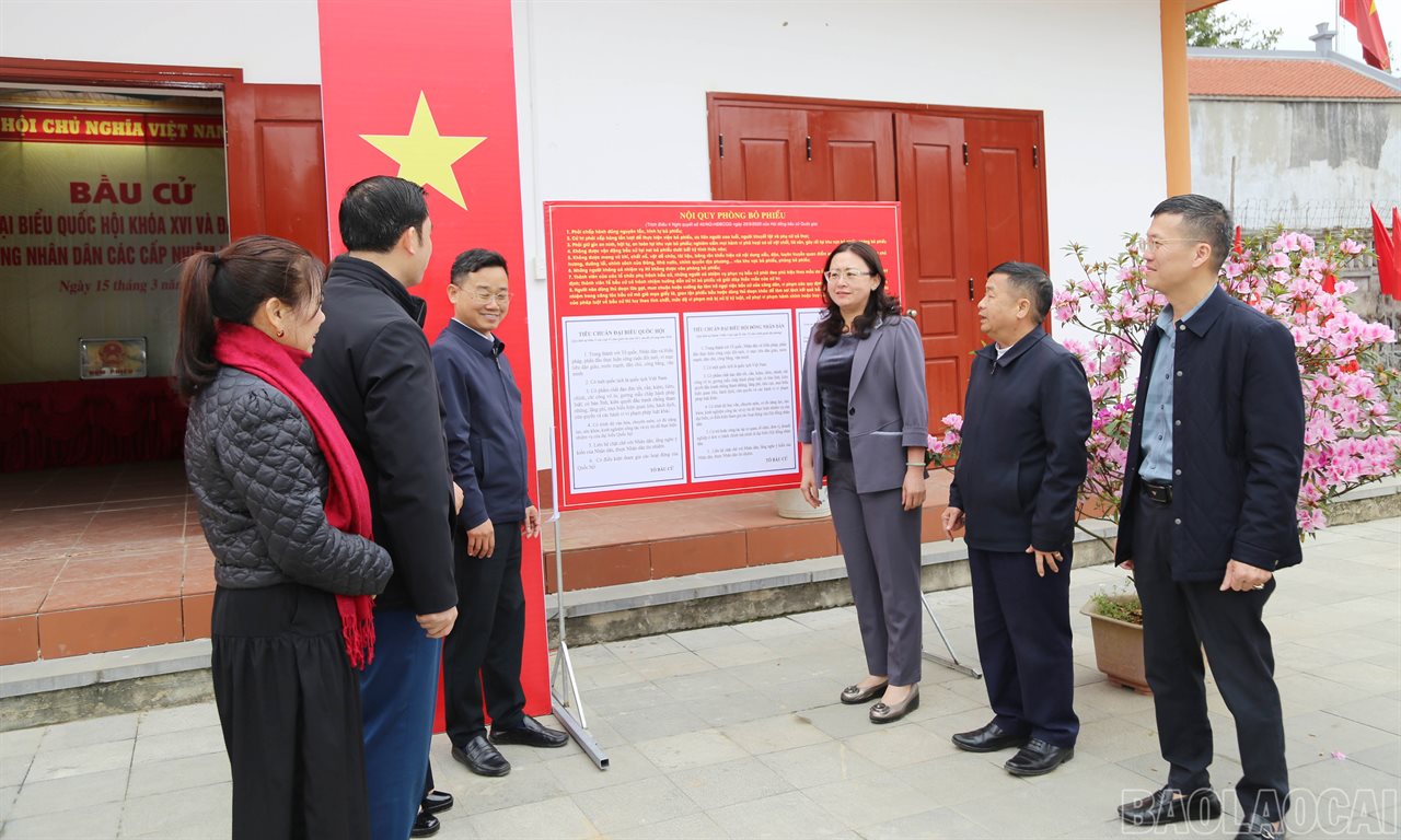Phó Bí thư Tỉnh ủy Giàng Thị Dung kiểm tra công tác chuẩn bị bầu cử tại các xã Bắc Hà, Bản Liền, Bảo Nhai, Cốc Lầu