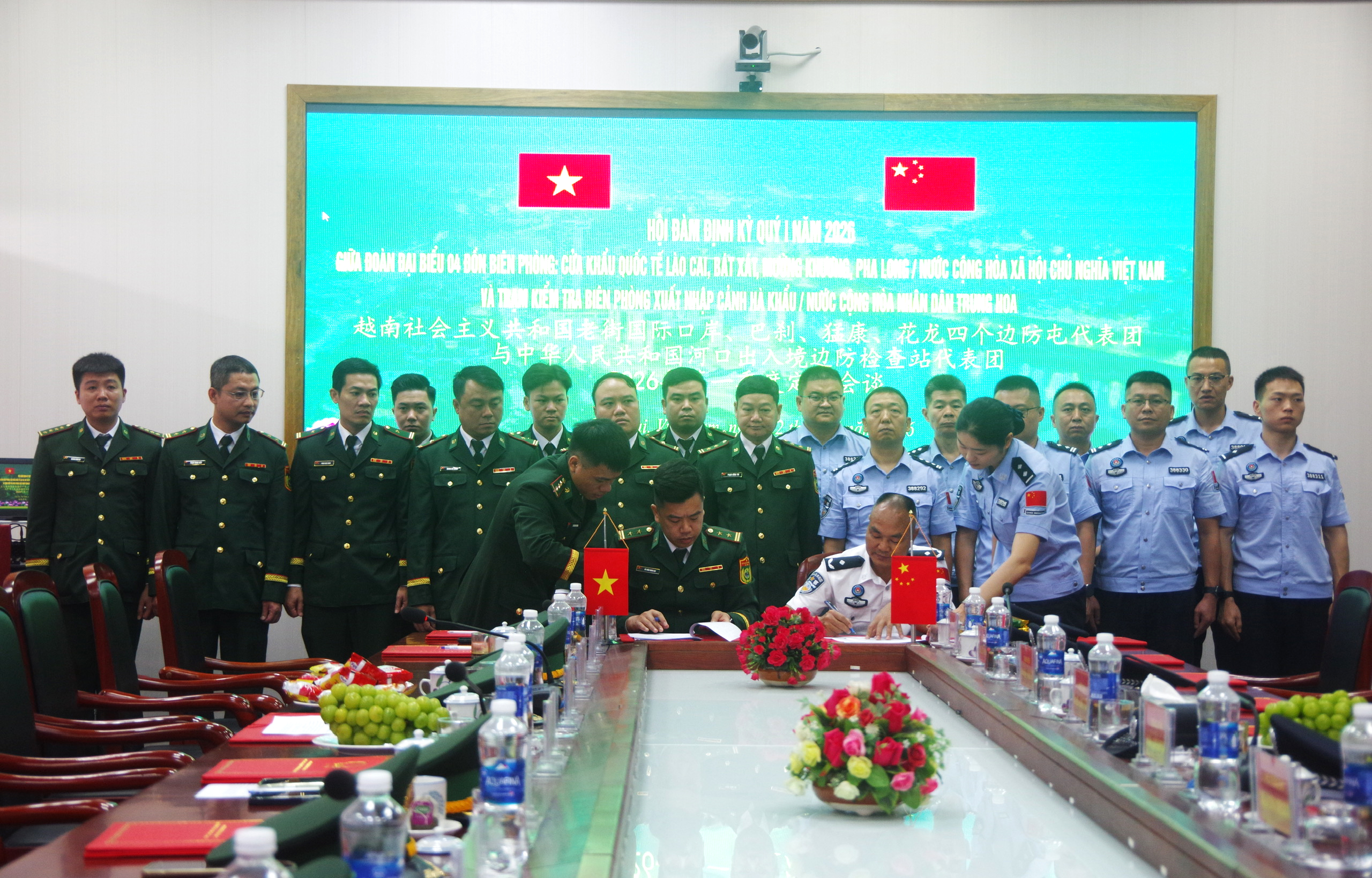 Hội đàm và trao danh hiệu sứ giả hữu nghị Việt Nam - Trung Quốc