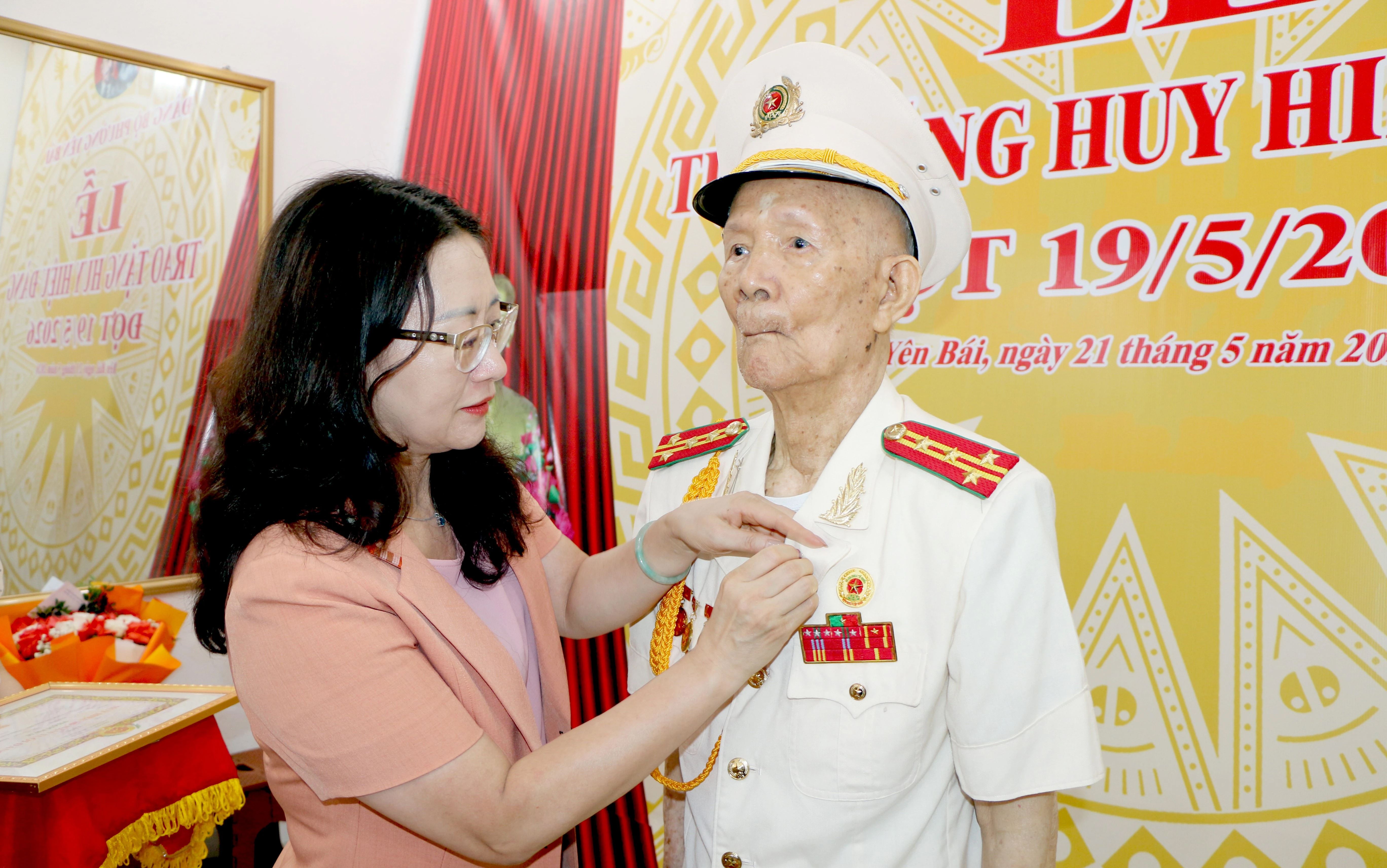 Phó Bí thư Tỉnh ủy Giàng Thị Dung trao tặng Huy hiệu Đảng tại phường Yên Bái
