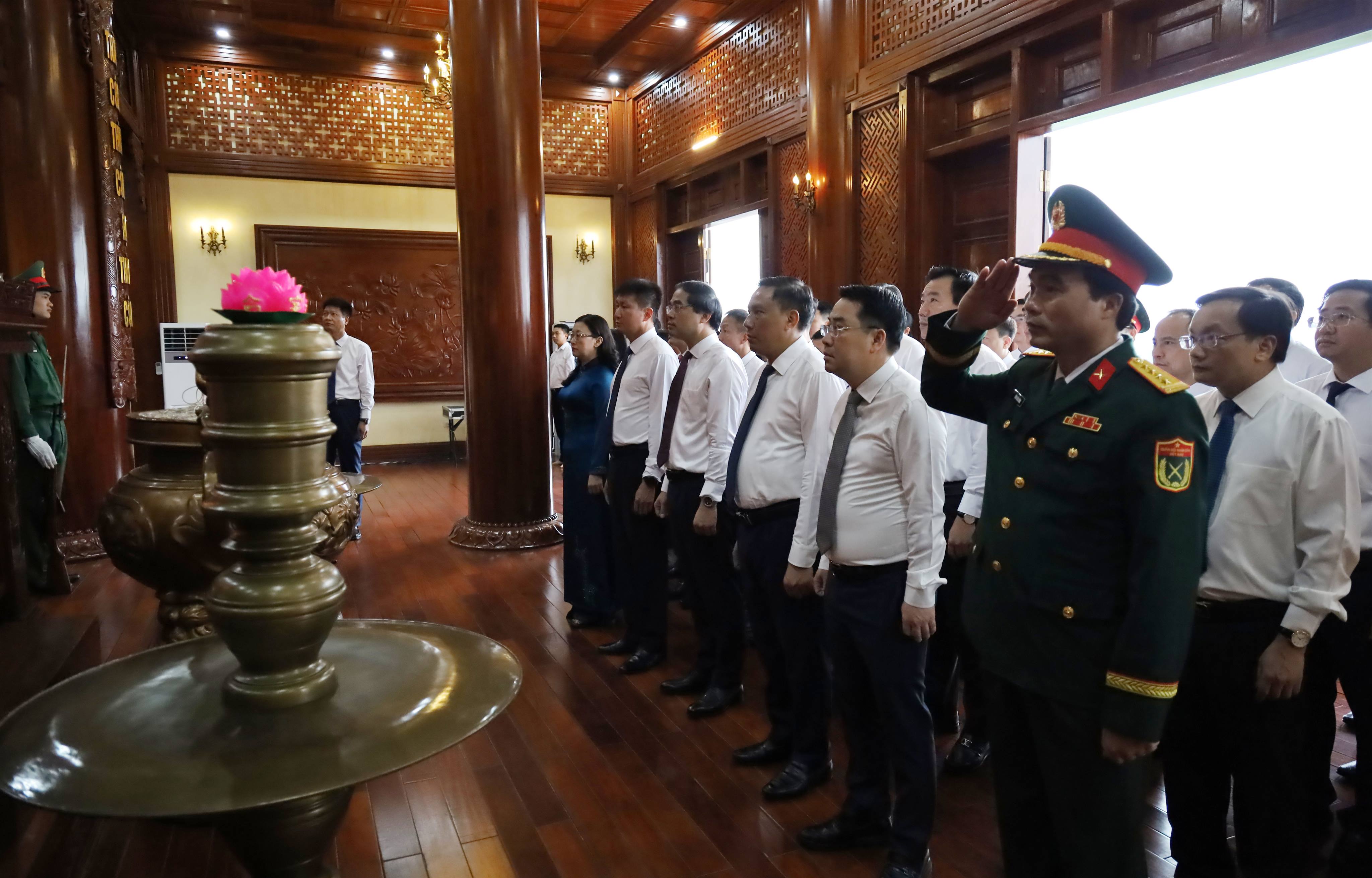 Các đồng chí lãnh đạo tỉnh Lào Cai dâng hương tưởng niệm Chủ tịch Hồ Chí Minh và viếng Nghĩa trang liệt sỹ Trung tâm tỉnh
