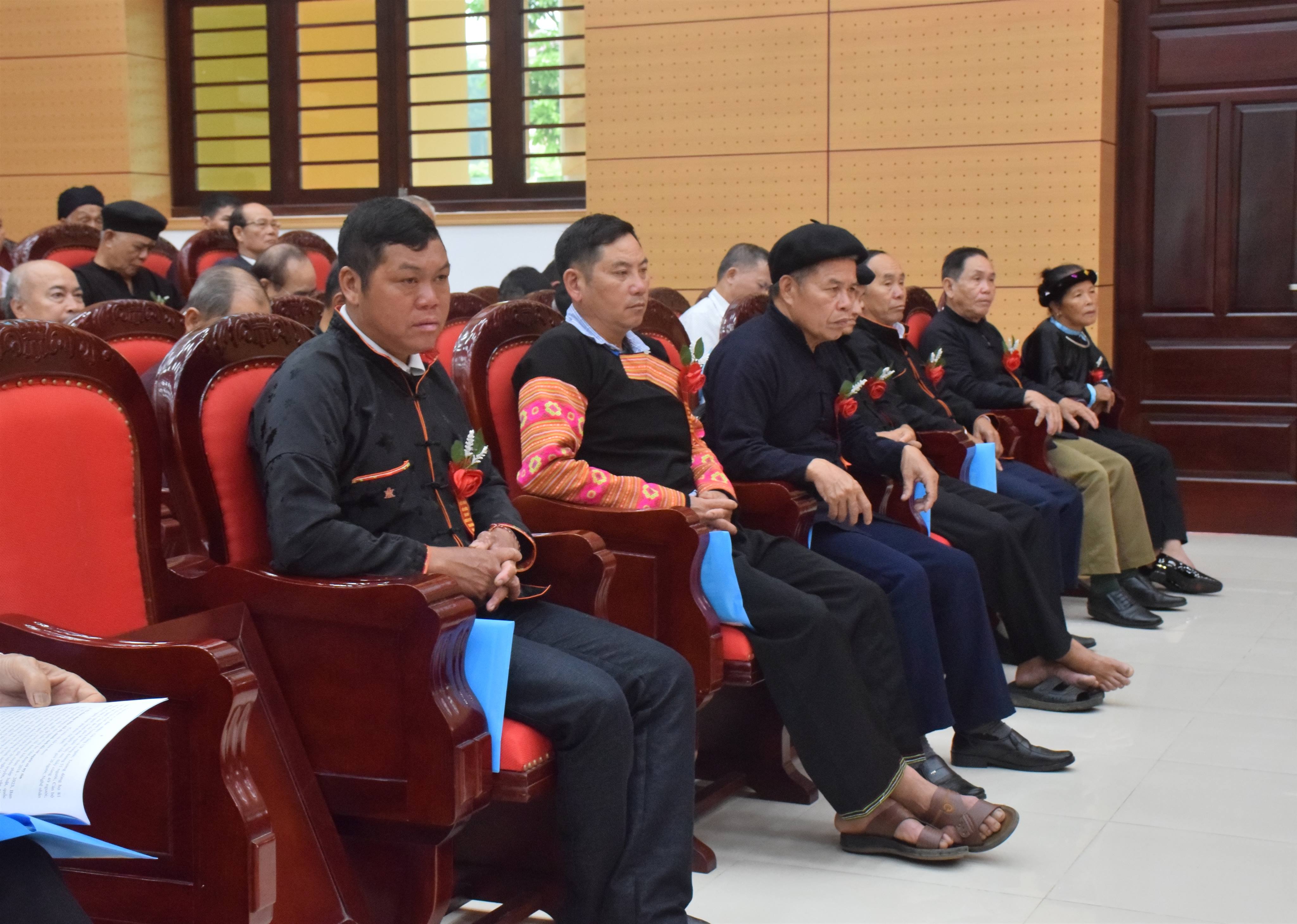Tổ chức 3 Đoàn công tác thăm, tặng quà chúc mừng người có uy tín tiêu biểu trong đồng bào dân tộc thiểu số trên địa bàn tỉnh Lào Cai
