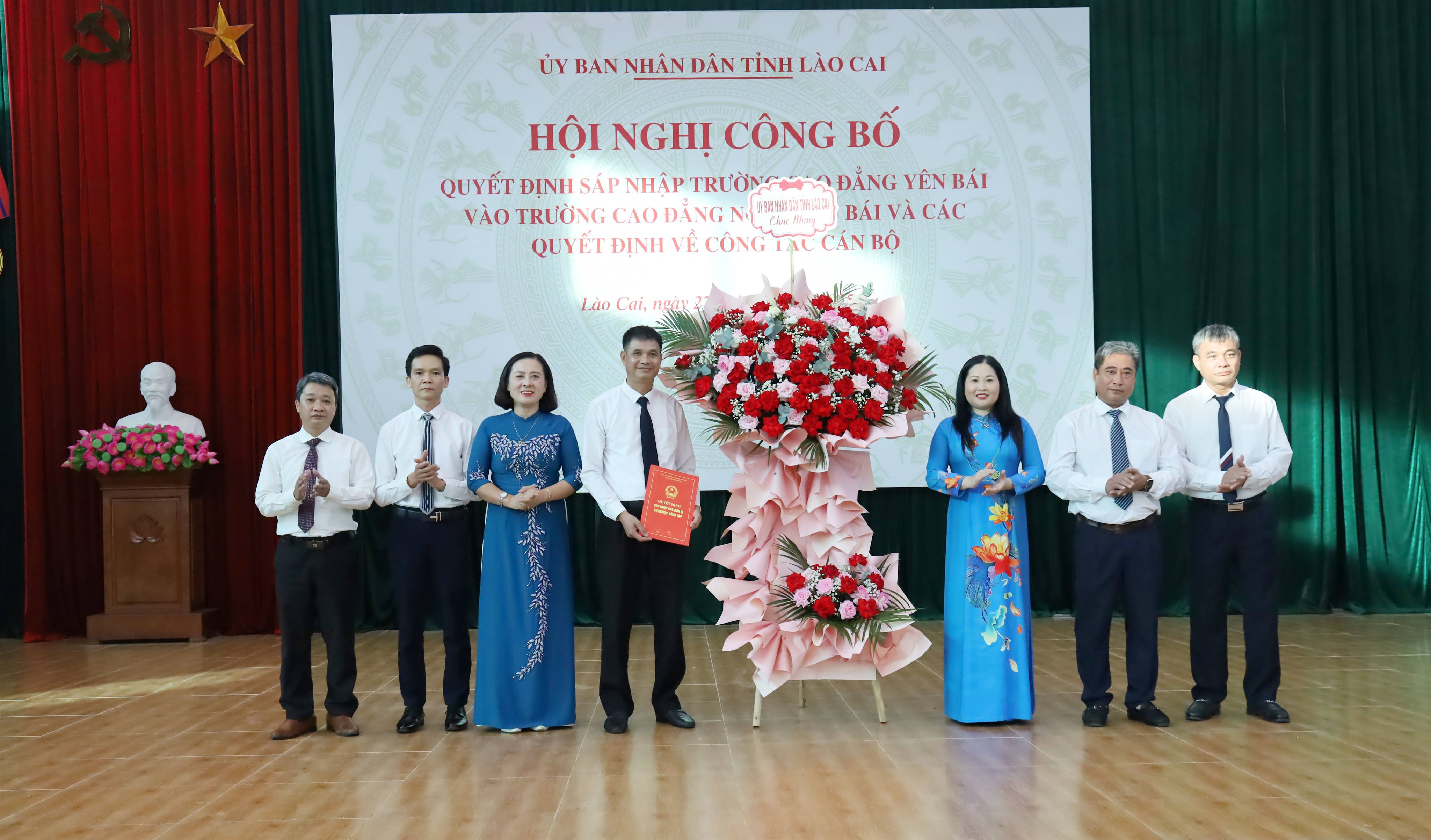 Phó Chủ tịch UBND tỉnh Vũ Thị Hiền Hạnh dự Hội nghị công bố Quyết định sáp nhập Trường Cao đẳng Yên Bái vào Trường Cao đẳng nghề Yên Bái và các Quyết định về công tác cán bộ