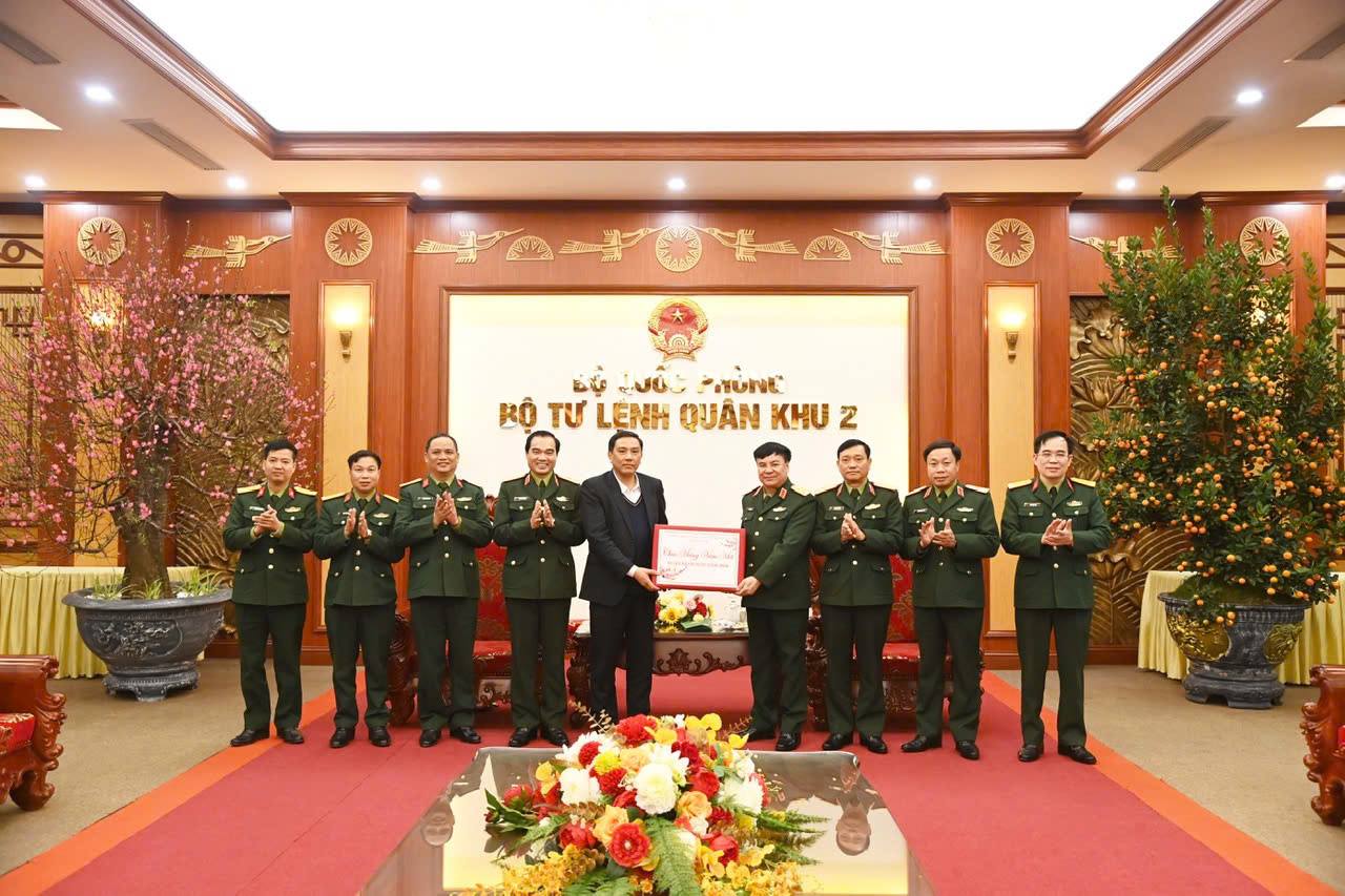 Đồng chí Hoàng Giang - Phó Bí thư Thường trực Tỉnh ủy thăm, chúc Tết Bộ Tư lệnh Quân khu 2