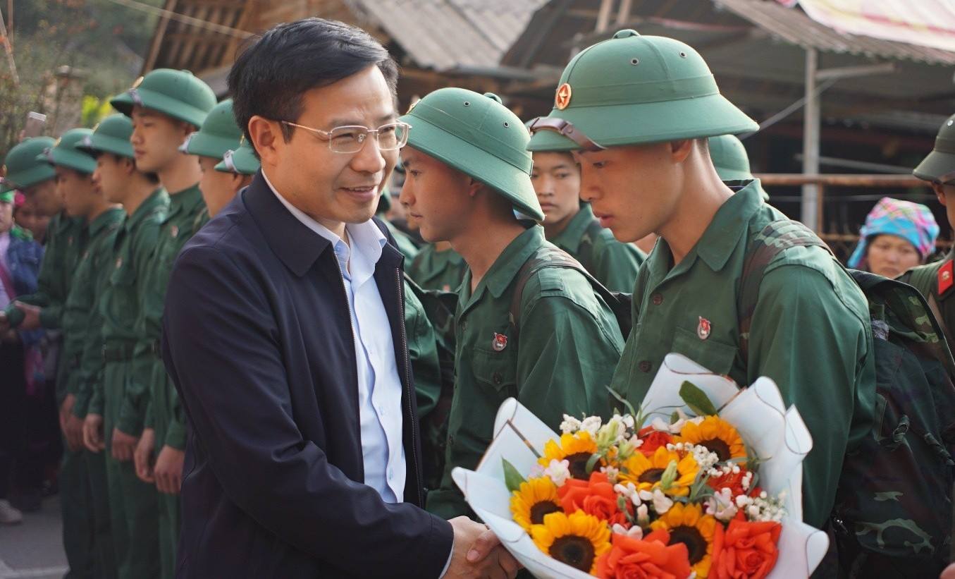 Xã Tả Van: 20 tân binh phấn khởi lên đường nhập ngũ