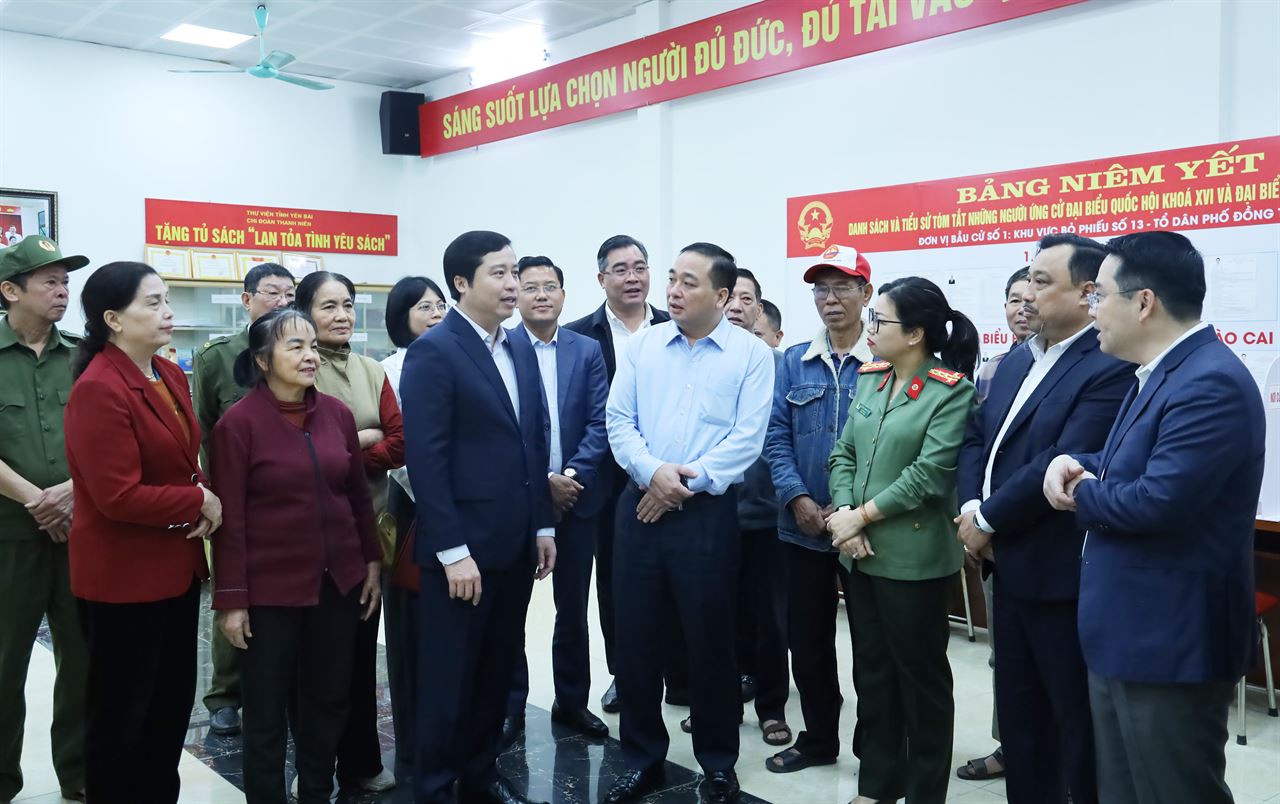 Đồng chí Bí thư Tỉnh ủy Dương Quốc Huy kiểm tra công tác bầu cử tại phường Yên Bái và phường Âu Lâu