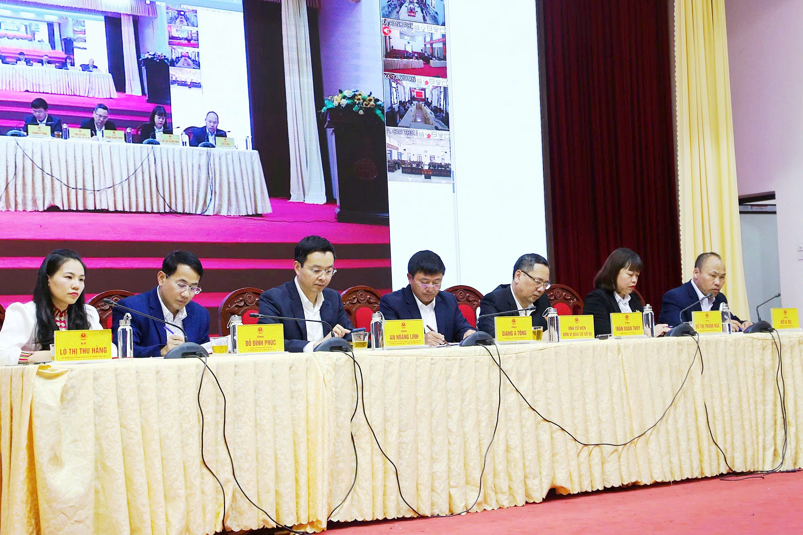 Những người ứng cử Đại biểu HĐND tỉnh Lào Cai khóa XVII tại Đơn vị bầu cử số 5 tiếp xúc cử tri