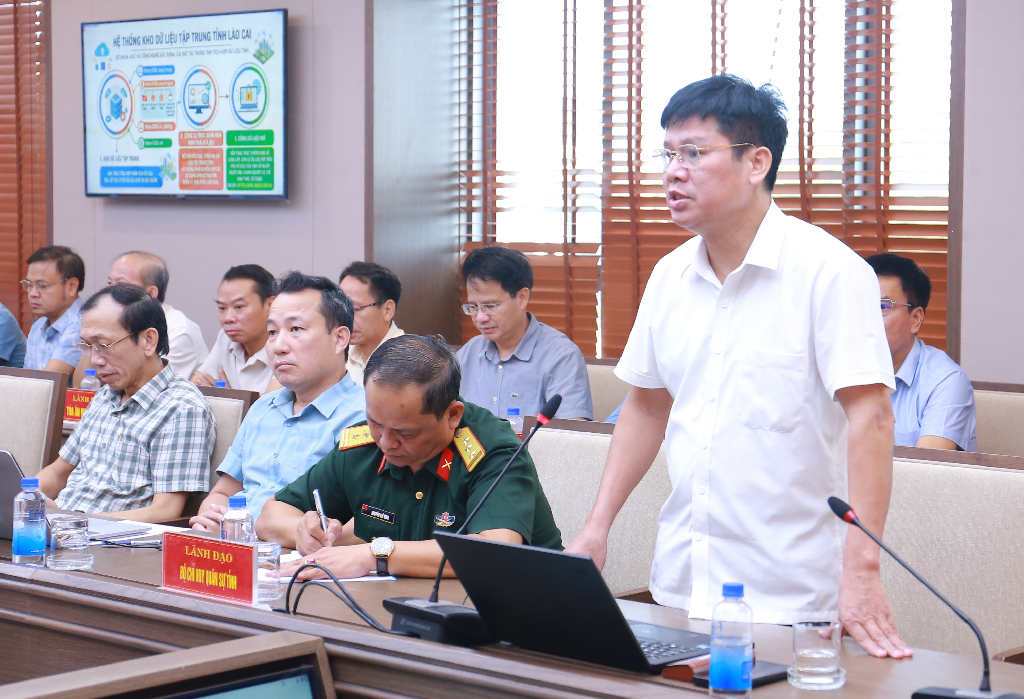 Đại diện Sở Khoa học và Công nghệ hướng dẫn triển khai “Chiến dịch 90 ngày xây dựng CSDL tỉnh Lào Cai”.