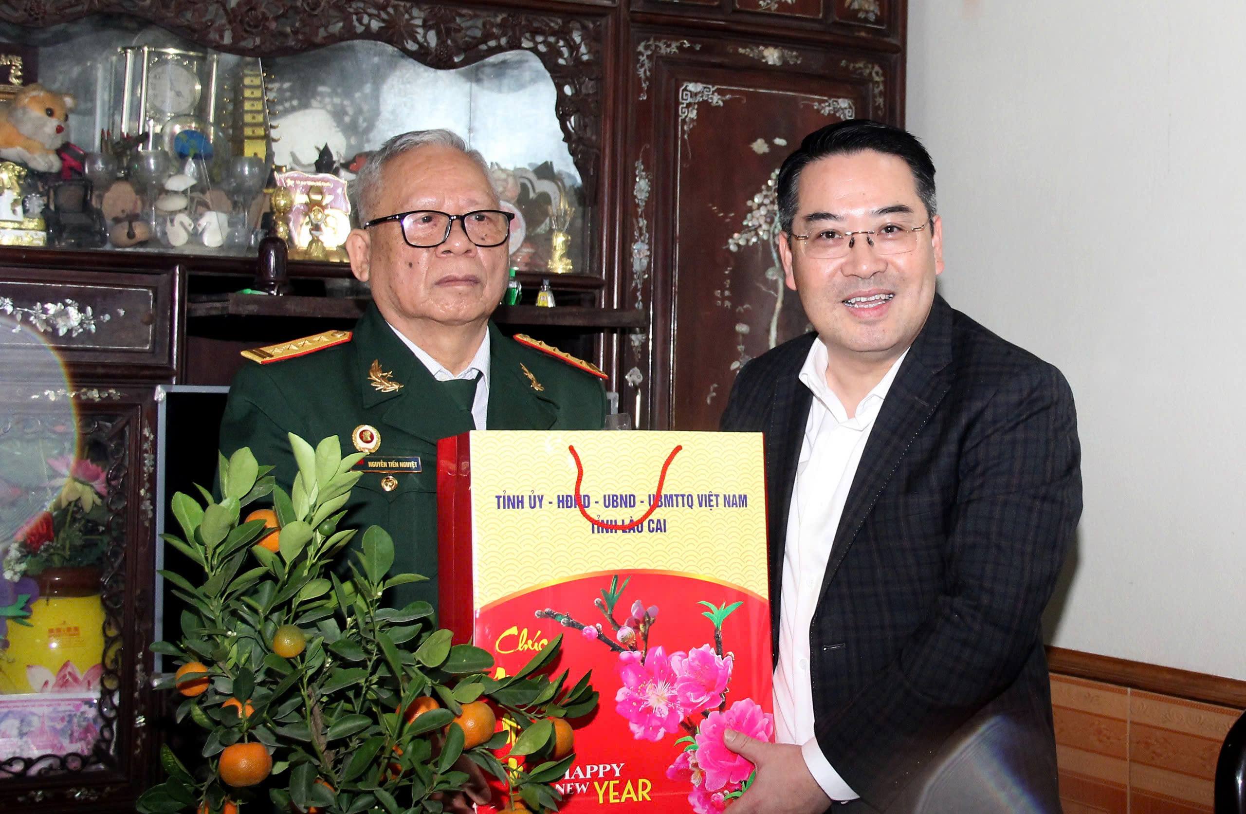 Chủ tịch UBND tỉnh Nguyễn Tuấn Anh thăm, tặng quà Tết tại phường Yên Bái