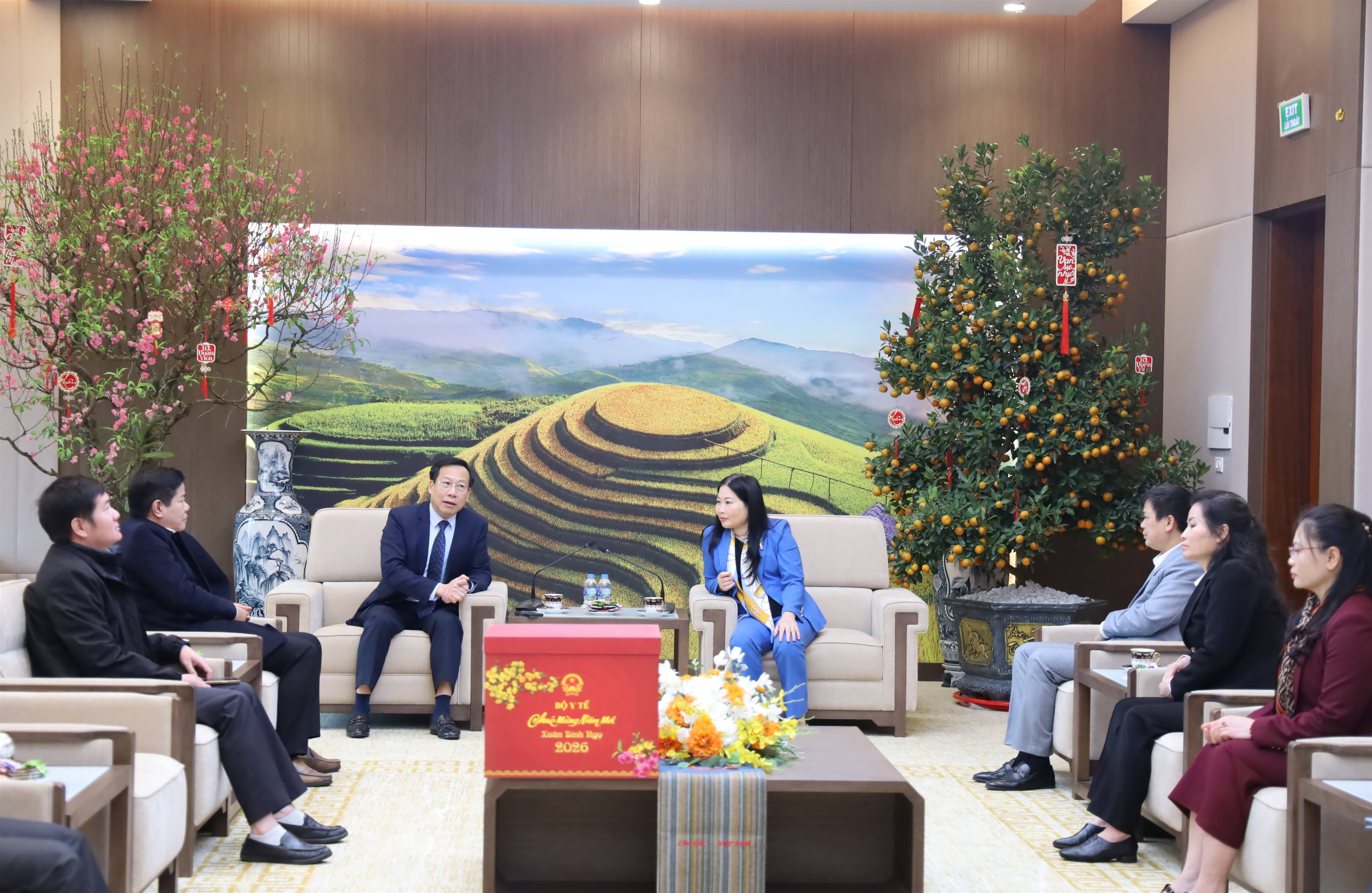 Thứ trưởng Bộ Y tế Lê Đức Luận thăm, chúc Tết lãnh đạo UBND tỉnh Lào Cai