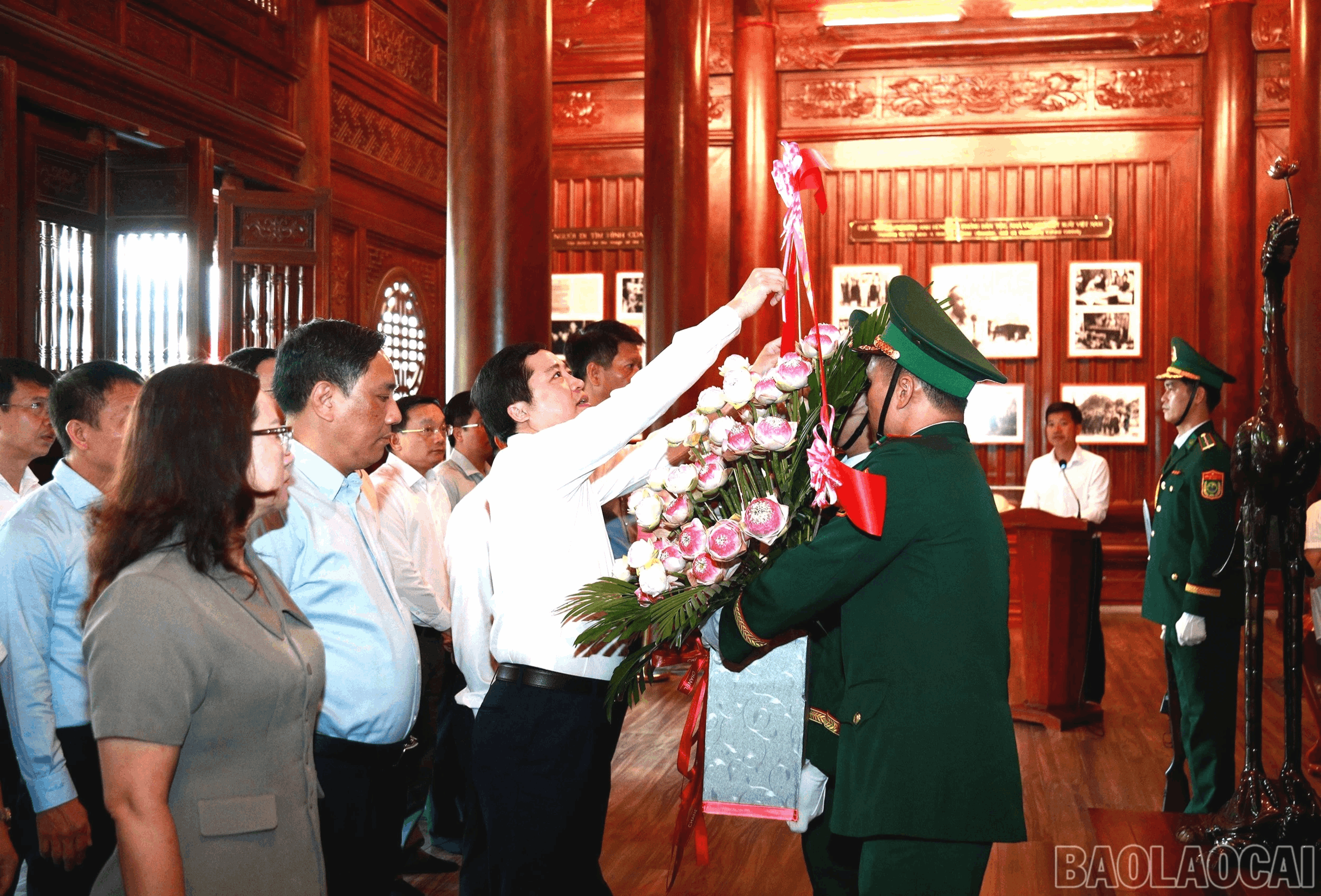 Đoàn đại biểu tỉnh Lào Cai dâng hương tưởng niệm Chủ tịch Hồ Chí Minh