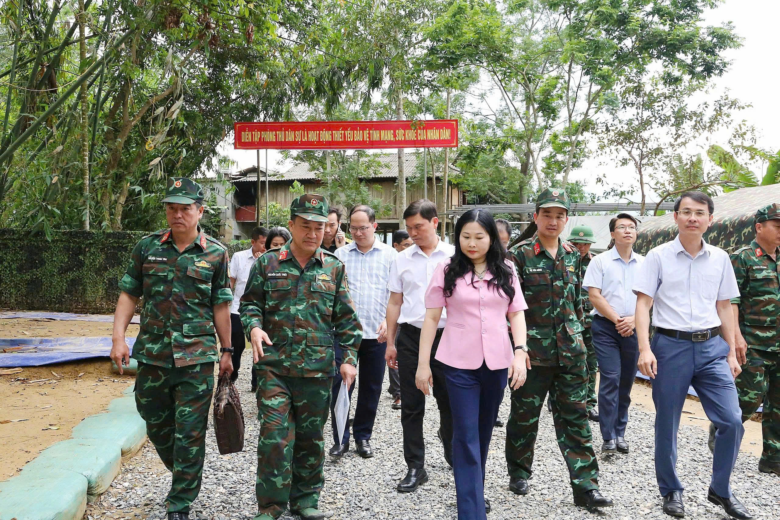 Đồng chí Vũ Thị Hiền Hạnh kiểm tra công tác trang trí khánh tiết, thi đua và tuyên truyền phục vụ diễn tập phòng thủ dân sự năm 2026