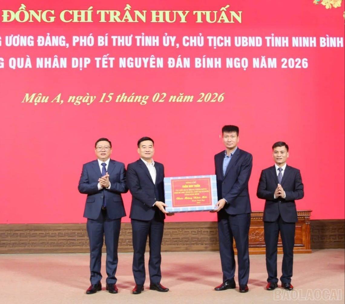 Đồng chí Trần Huy Tuấn - Chủ tịch UBND tỉnh Ninh Bình thăm, tặng quà Tết tại Lào Cai