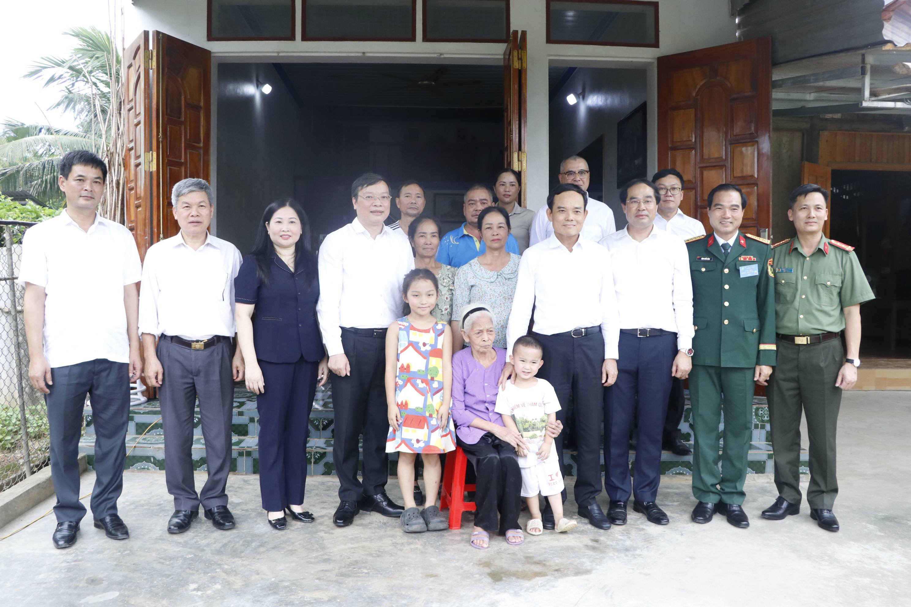 Đồng chí Trần Lưu Quang - Trưởng Ban Chính sách và Chiến lược Trung ương và lãnh đạo tỉnh Lào Cai thăm, tặng quà người có công tại xã Quy Mông nhân dịp 27/7