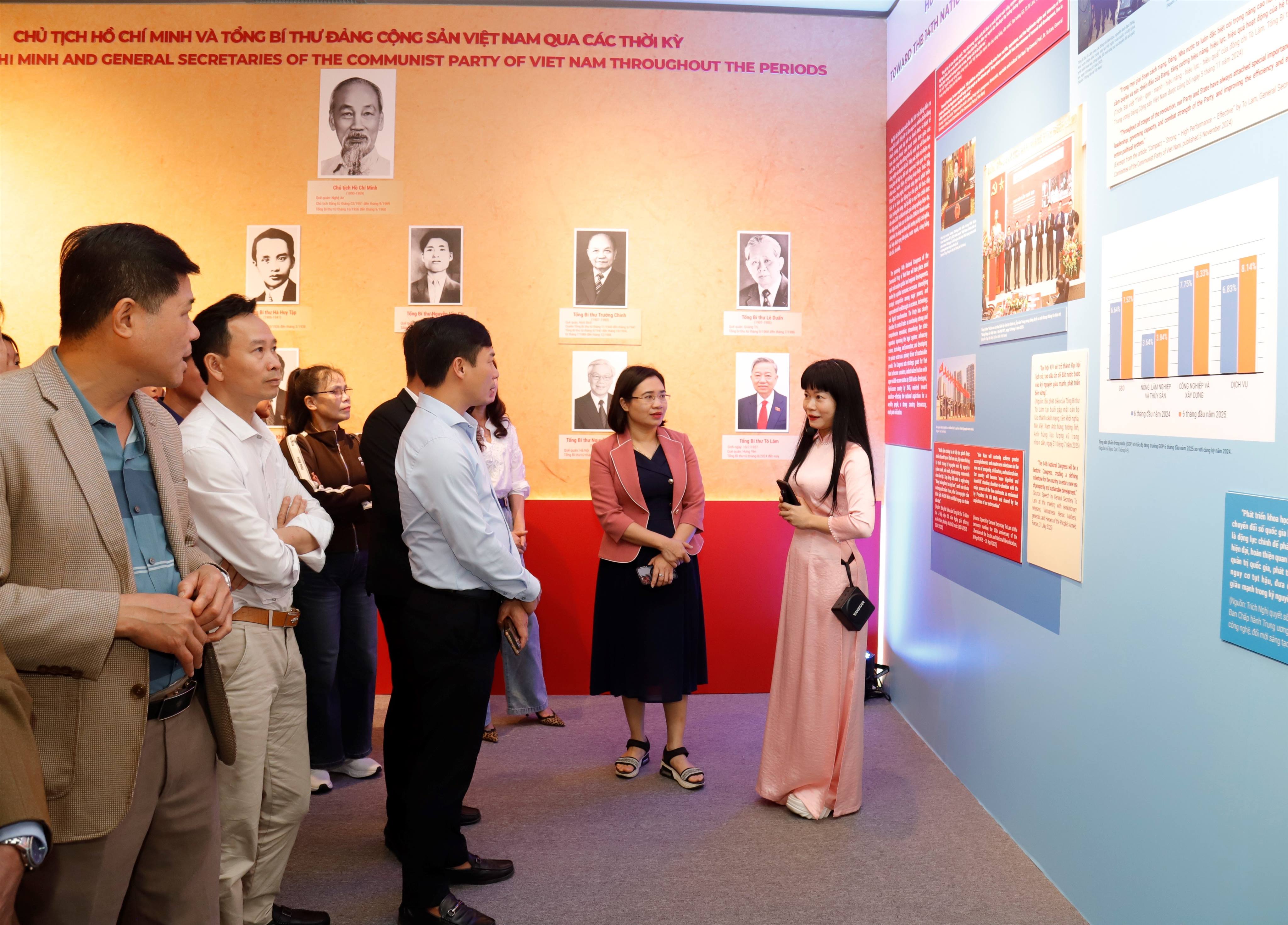 Phường Âu Lâu: Tham quan triển lãm “Đảng Cộng sản Việt Nam - Từ Đại hội đến Đại hội”