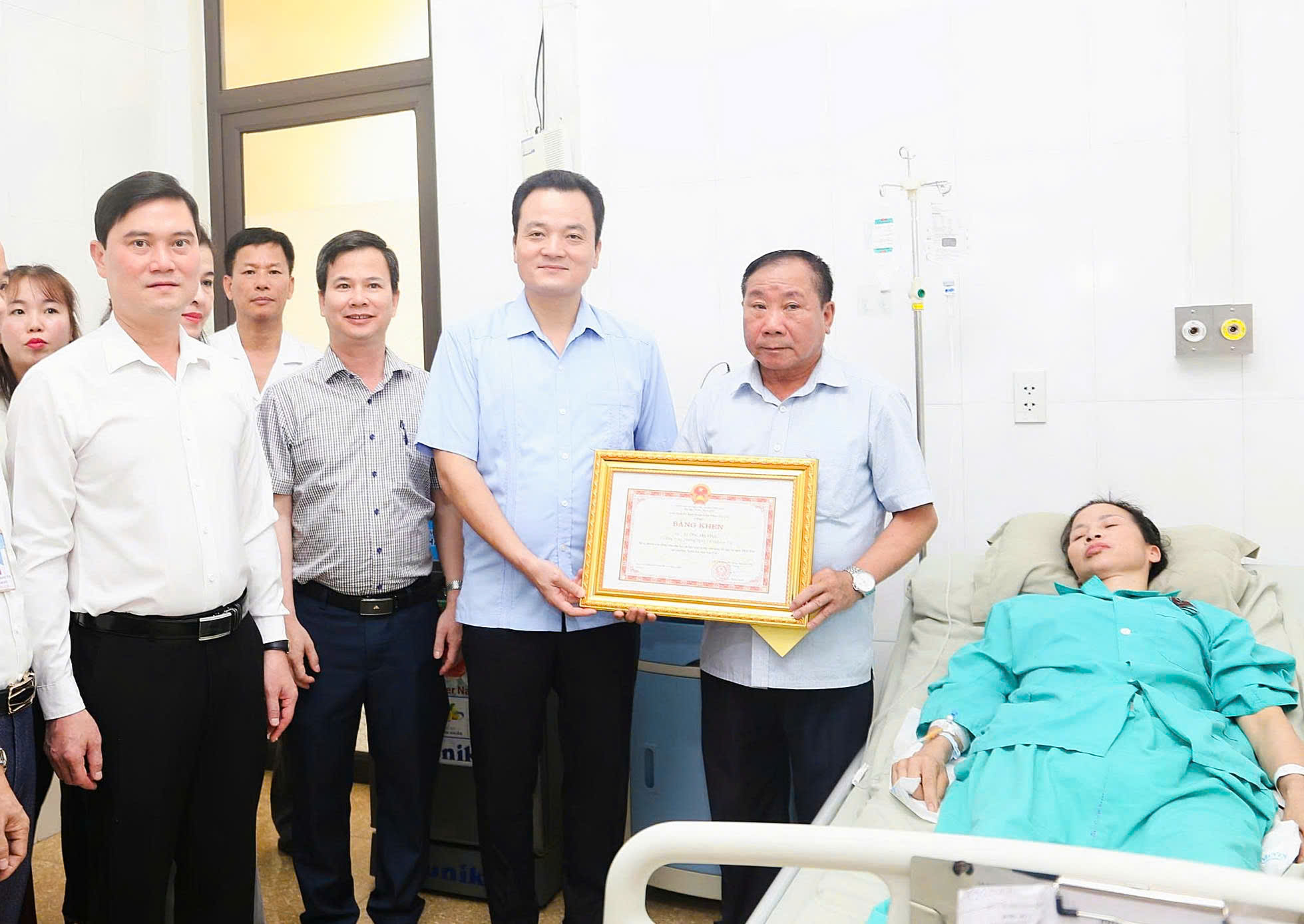 Trao tặng Bằng khen của Chủ tịch UBND tỉnh cho bà Lường Thị Tỉnh - người phụ nữ dũng cảm cứu người trong dông lốc