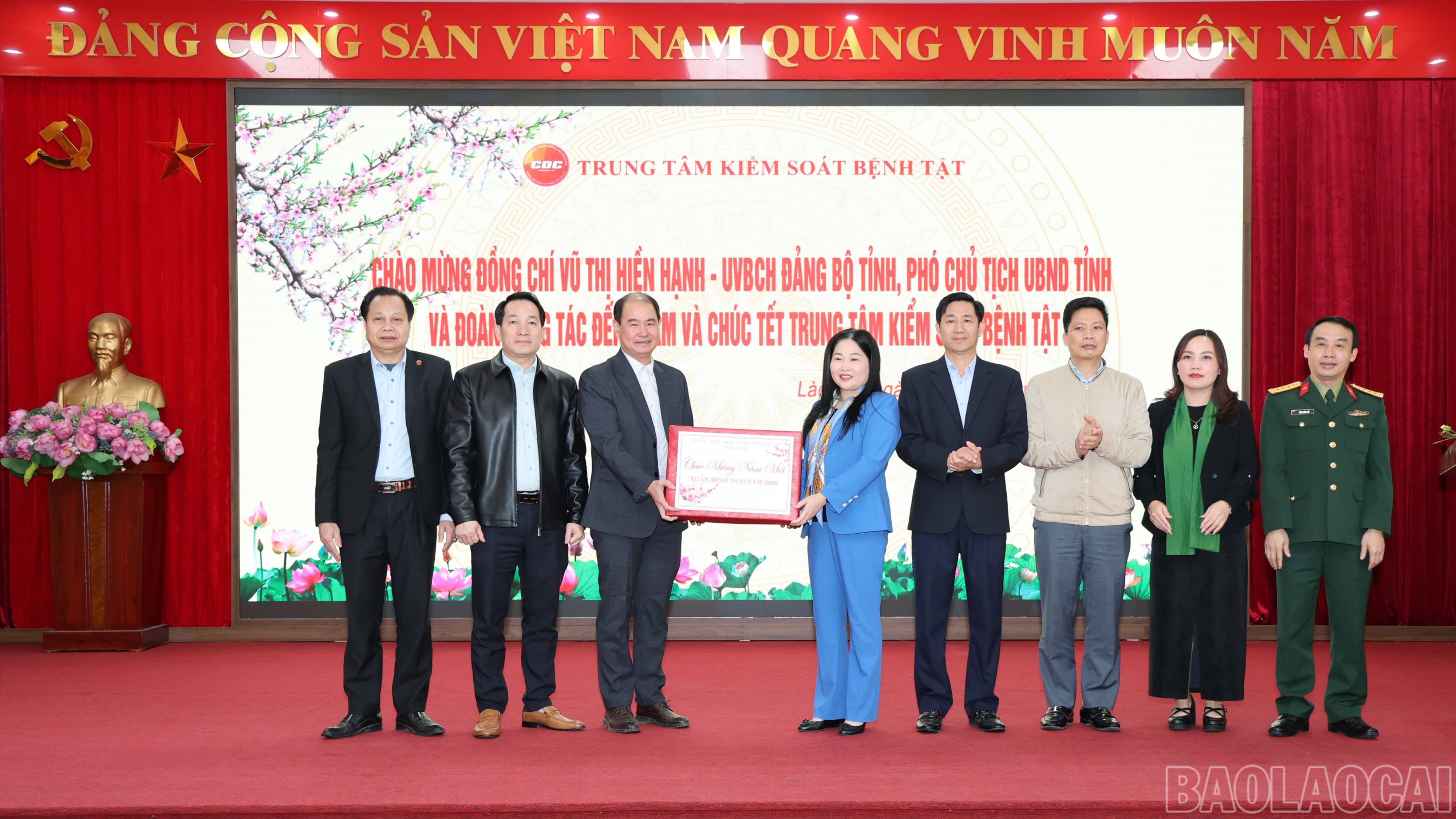 Phó Chủ tịch UBND tỉnh Vũ Thị Hiền Hạnh thăm, chúc Tết một số đơn vị