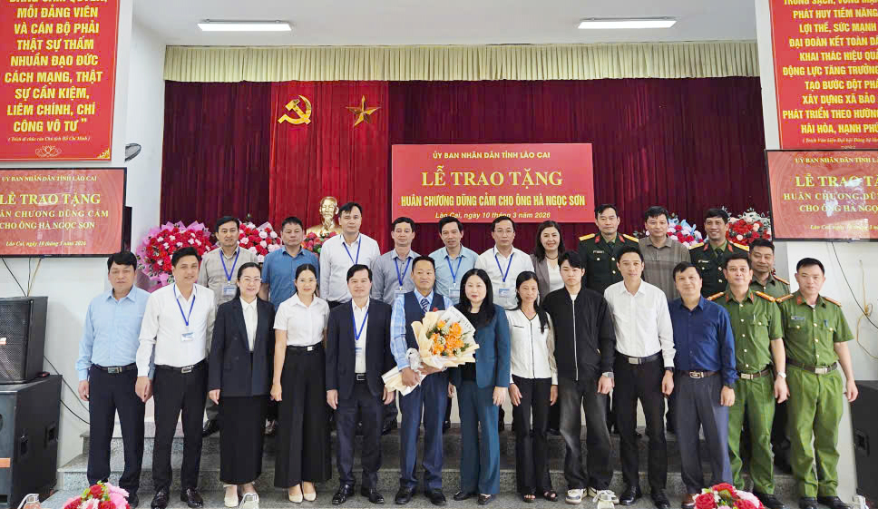 Trao Huân chương Dũng cảm cho ông Hà Ngọc Sơn