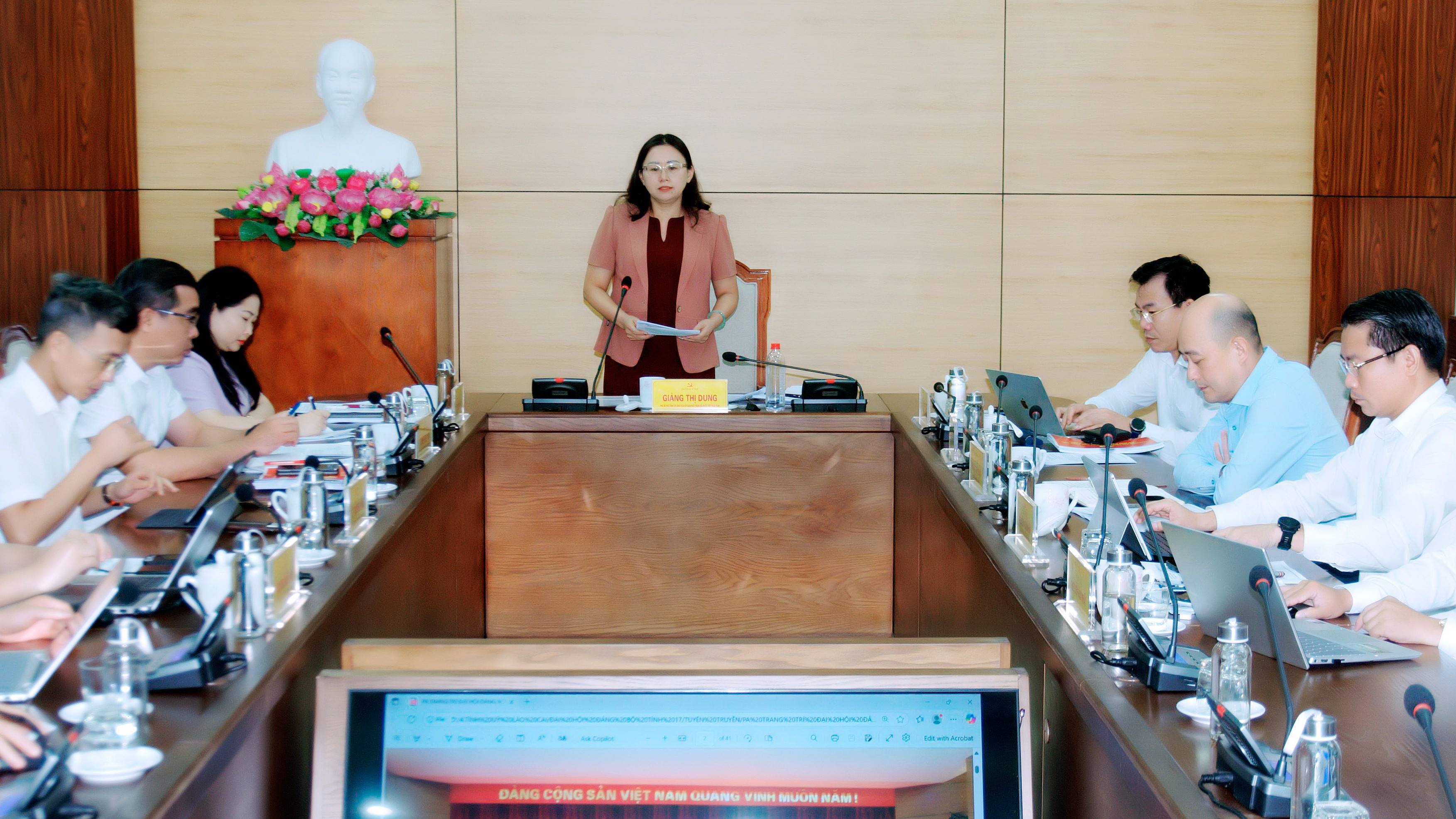 Trang trí khánh tiết cần tiết kiệm nhưng đạt hiệu quả tuyên truyền cao