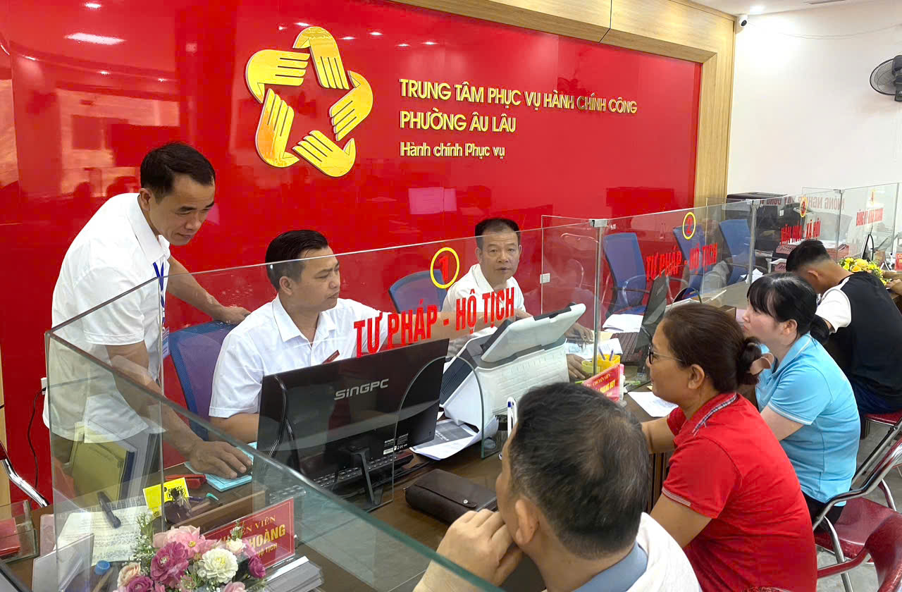 Phường Âu Lâu phấn đấu duy trì tỷ lệ tiếp nhận dịch vụ công trực tuyến đạt 100%