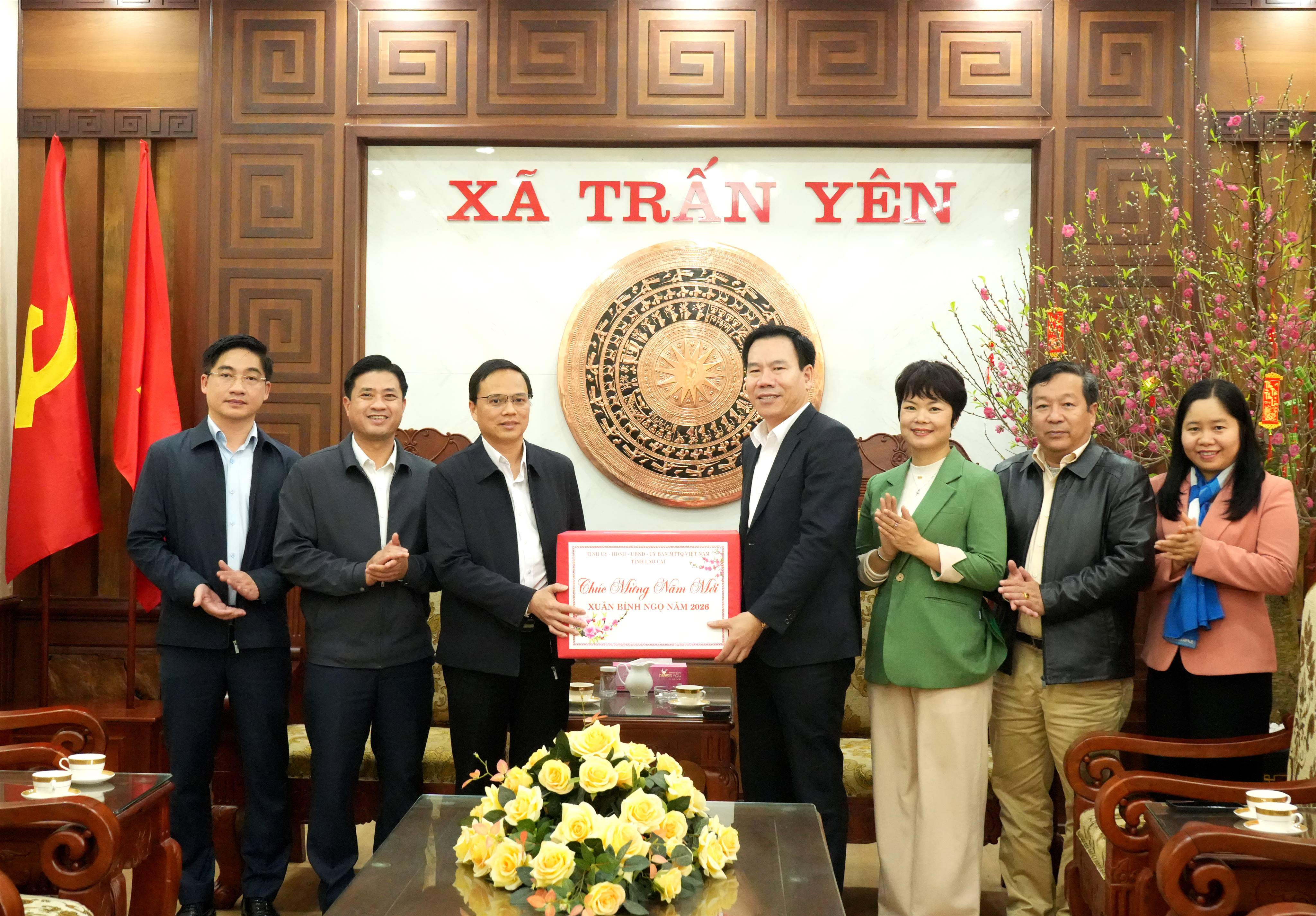 Đồng chí Trưởng Ban Tuyên giáo và Dân vận Tỉnh ủy Dương Đức Huy thăm, chúc Tết và tặng quà các đơn vị, gia đình trên địa bàn xã Trấn Yên