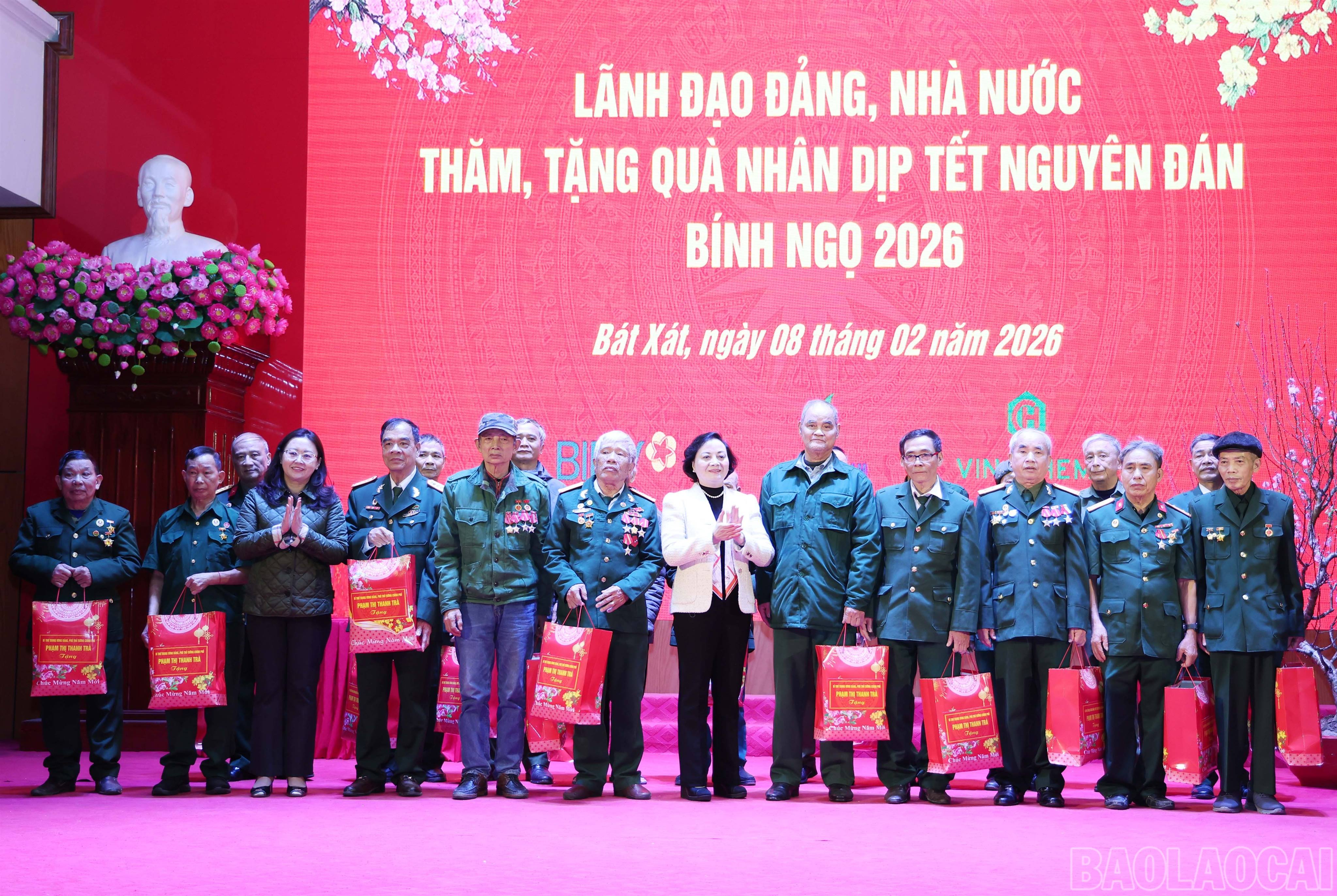 Phó Thủ tướng Phạm Thị Thanh Trà thăm, tặng quà một số cơ quan, trường học, người dân phường Lào Cai và các xã Bát Xát, Trịnh Tường