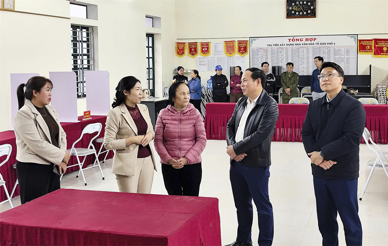 Đoàn công tác Ban bầu cử đơn vị số 5 tỉnh kiểm tra tiến độ bầu cử tại phường Nghĩa Lộ