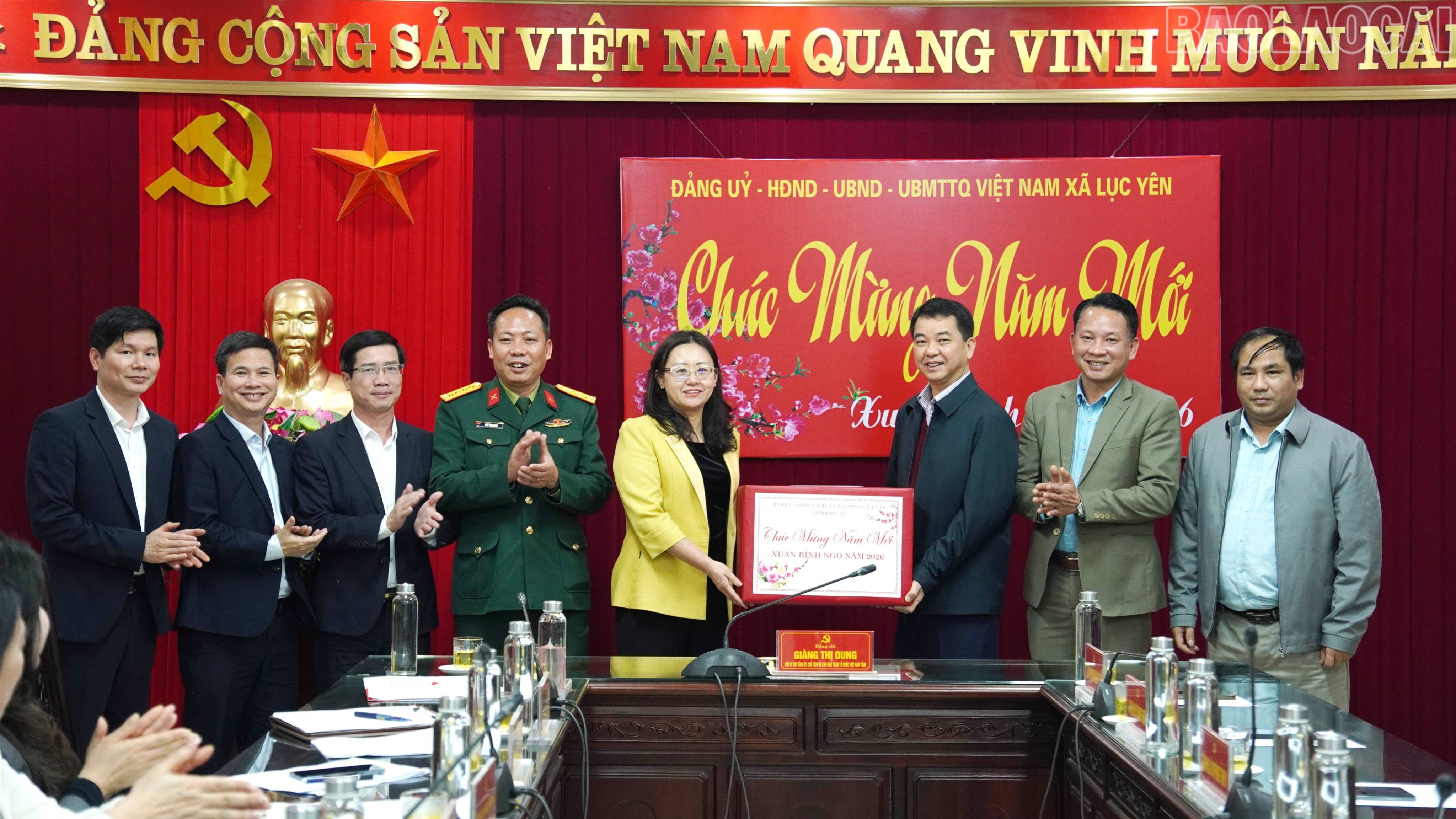 Phó Bí thư Tỉnh ủy Giàng Thị Dung thăm, tặng quà Tết tại xã Lục Yên