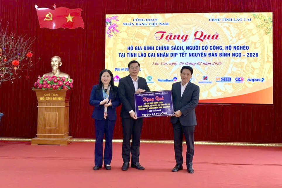 Đồng chí Phạm Tiến Dũng - Phó Thống đốc Ngân hàng Nhà nước Việt Nam trao hỗ trợ 1.000 suất quà Tết tại tỉnh Lào Cai