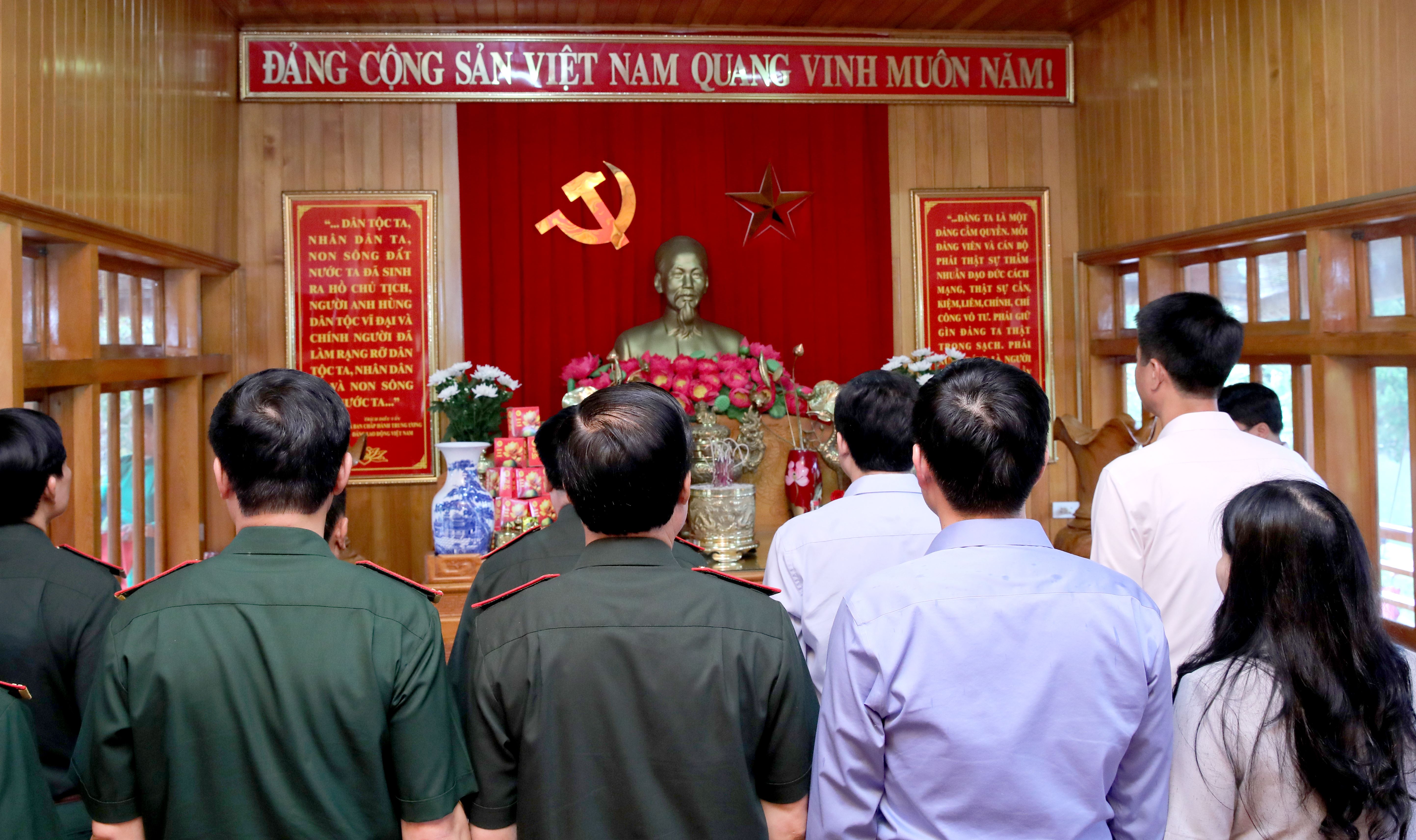 Đoàn đại biểu Ban Chỉ đạo diễn tập phòng thủ dân sự Quân khu 2 và tỉnh Lào Cai dâng hương tưởng niệm Chủ tịch Hồ Chí Minh và các anh hùng liệt sĩ