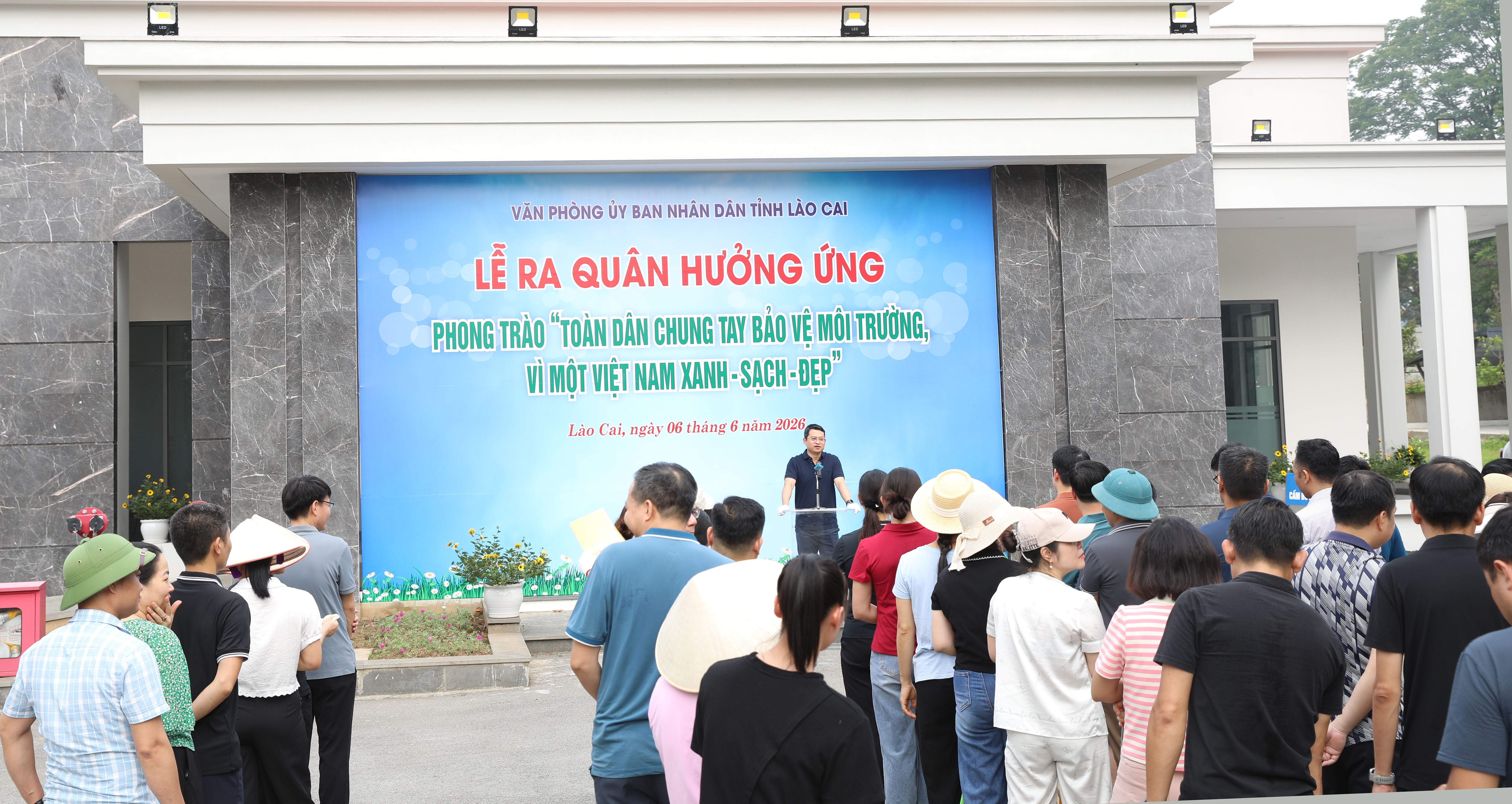 Văn phòng UBND tỉnh Lào Cai ra quân hưởng ứng phong trào thi đua bảo vệ môi trường