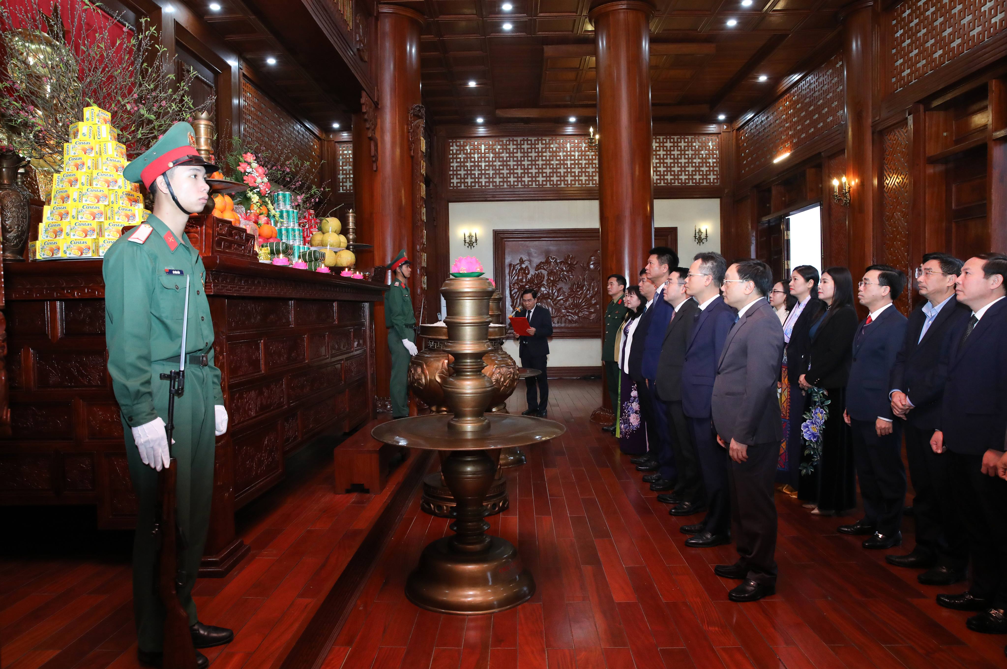 Các đồng chí Lãnh đạo tỉnh dâng hương tưởng niệm Chủ tịch Hồ Chí Minh và viếng các Anh hùng, liệt sỹ nhân dịp chuẩn bị đón Tết Nguyên đán Bính Ngọ năm 2026